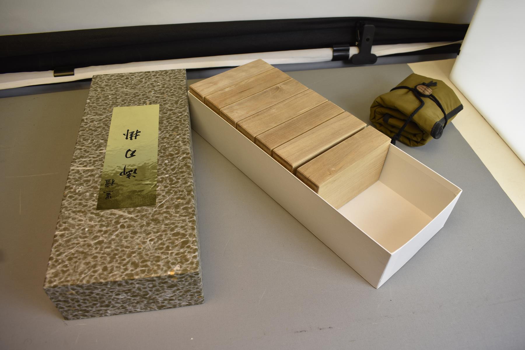 SEVEN MODERN JAPANESE STORAGE BOXES FOR MENUKI OR FUCHI KASHIRA, constructed from paulownia wood - Bild 2 aus 6