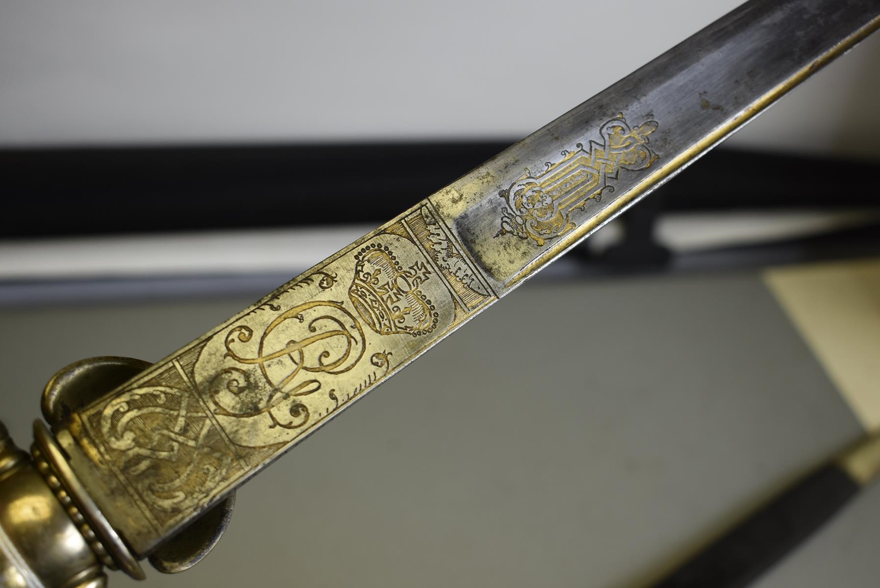 A FINE GEORGIAN HUNTING HANGER, 50.5cm heavy section double fullered blade etched with crowned Royal - Image 8 of 12