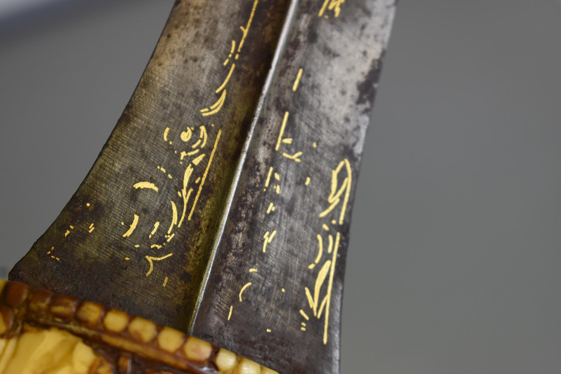 A LATE 18TH OR EARLY 19TH CENTURY PERSIAN WALRUS HILT JAMBIYA, 26.5cm sharply curved blade with - Image 5 of 12