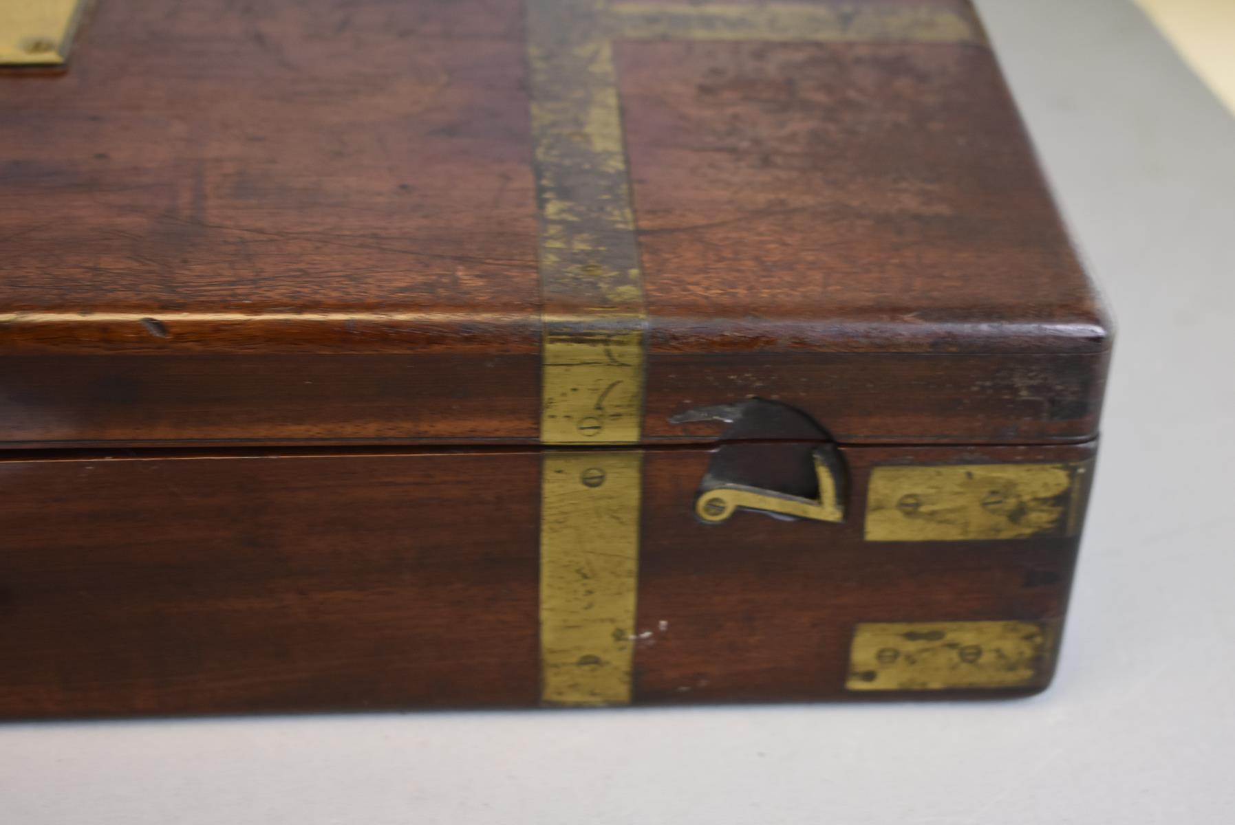 A CAMPAIGN BOX FITTED FOR A PAIR OF PISTOLS, the brass bound mahogany case with later pink velvet - Image 3 of 7