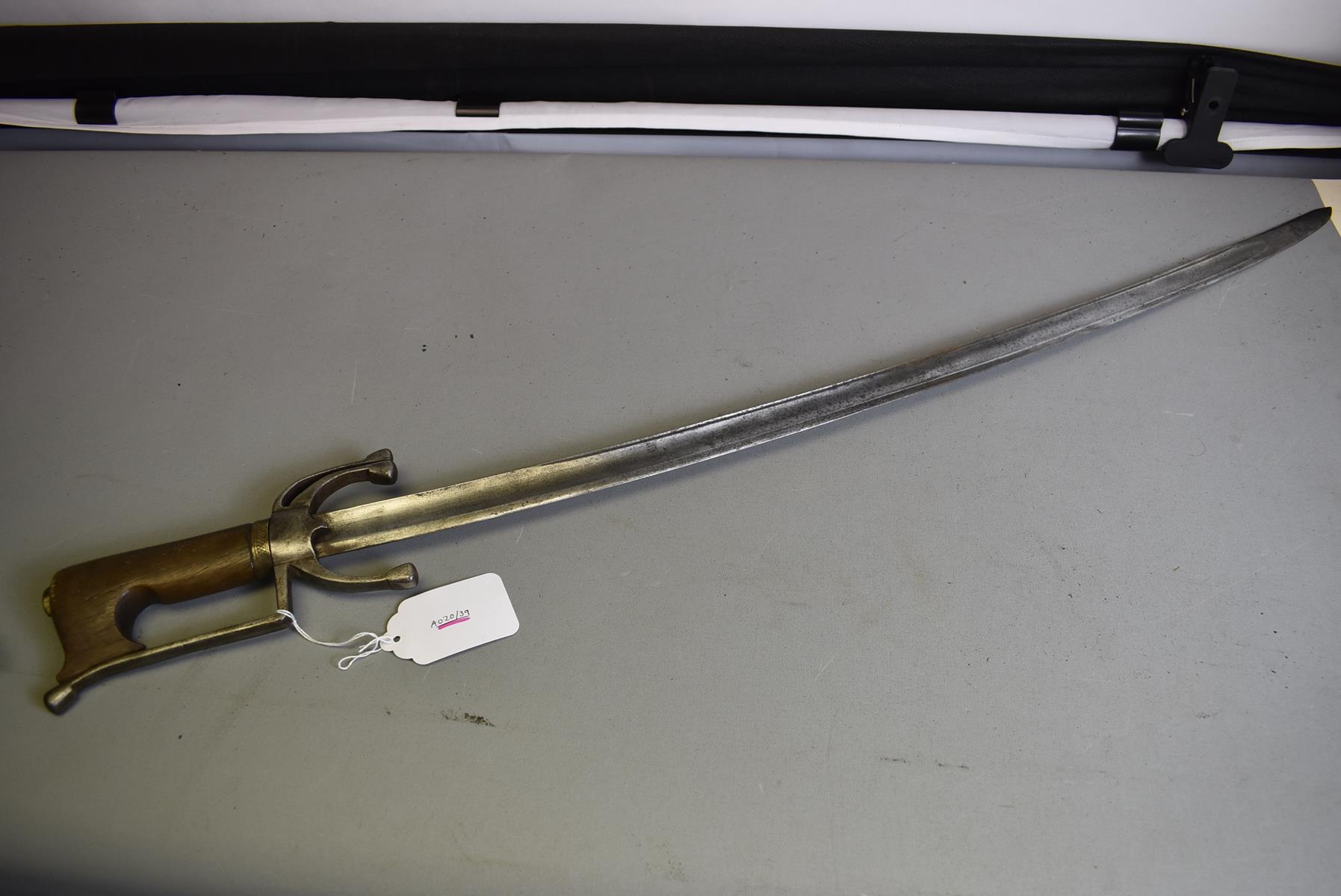 A 19TH CENTURY MOROCCAN NIMCHA OR SWORD, 82cm French light cavalry sword blade marked Chatelleraut - Bild 2 aus 9