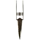 A FINE 18TH CENTURY INDIAN WOOTZ SKIKARGARH KATAR OR DAGGER, 26.5cm clean blade with broad armour