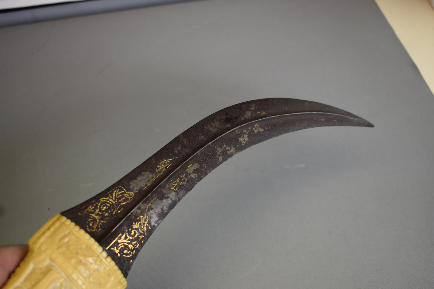 A LATE 18TH OR EARLY 19TH CENTURY PERSIAN WALRUS HILT JAMBIYA, 26.5cm sharply curved blade with - Image 3 of 12