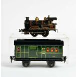 Bing, Lok King Edward 1902 (Spur 0) + Märklin, Postwagen (Spur 1) + Lineol Figur