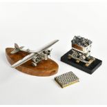 Schreibtischmodelle, Lore & Flugzeug + Etui