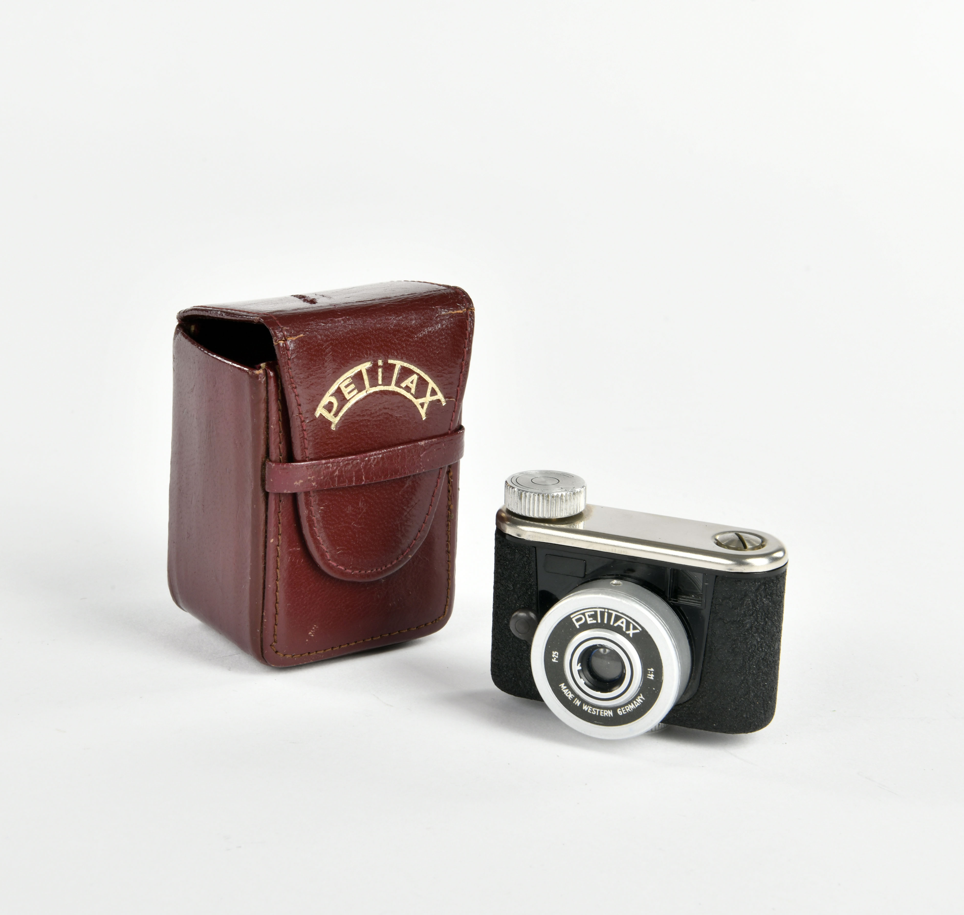 Petitax, miniature spy camera, W.-Germany, in leather case
