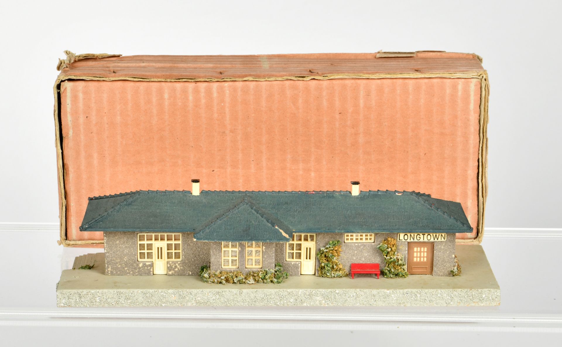 Faller, English railway station, W.-Germany, H0/ 30 x 10 cm, wood, min. paint d., box C 2-, C 2-