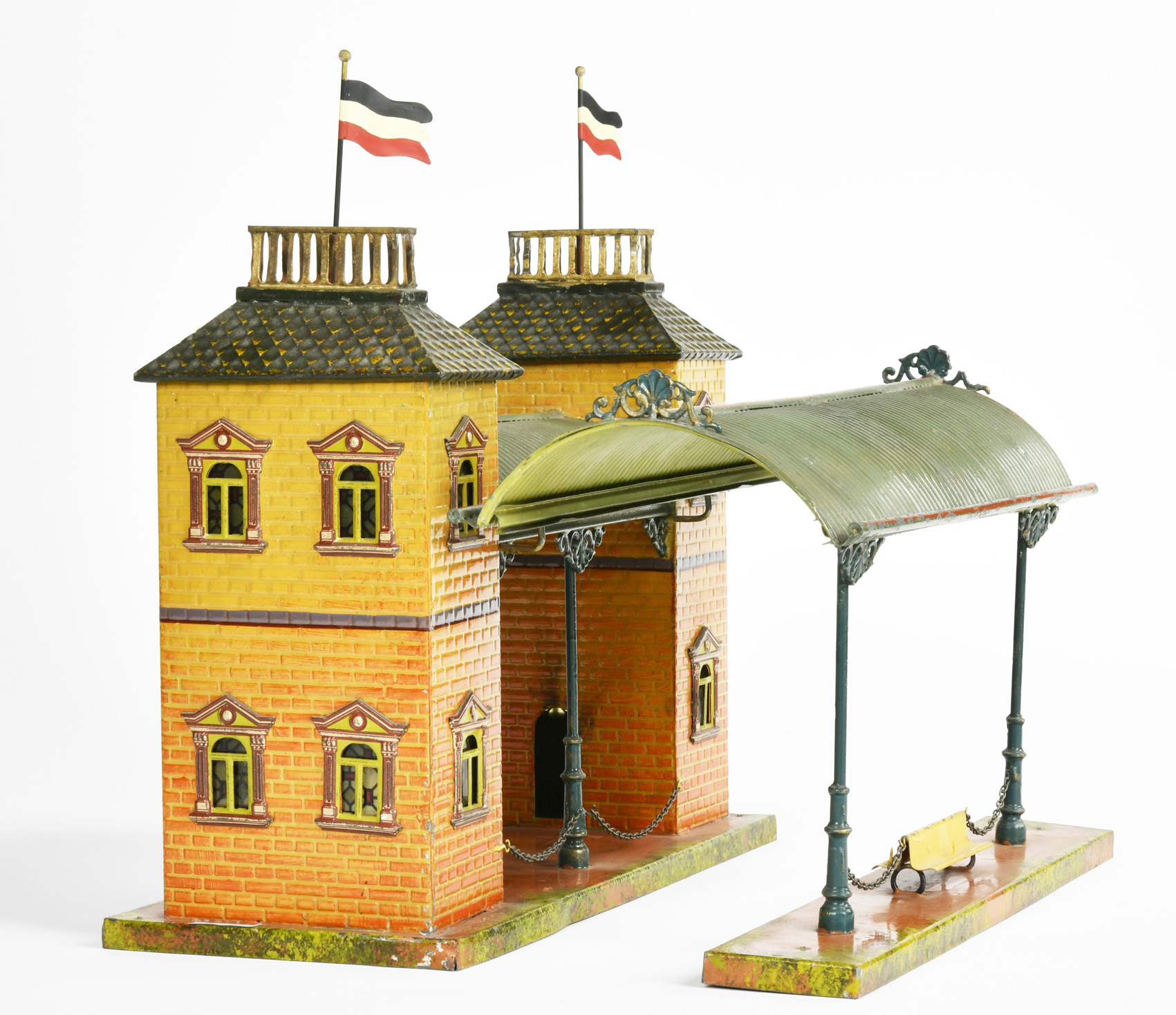 Carette, railway station with hall, Germany pw, gauge 0, 29x33,5x27 cm, tin, min. paint d., flags - Image 2 of 3