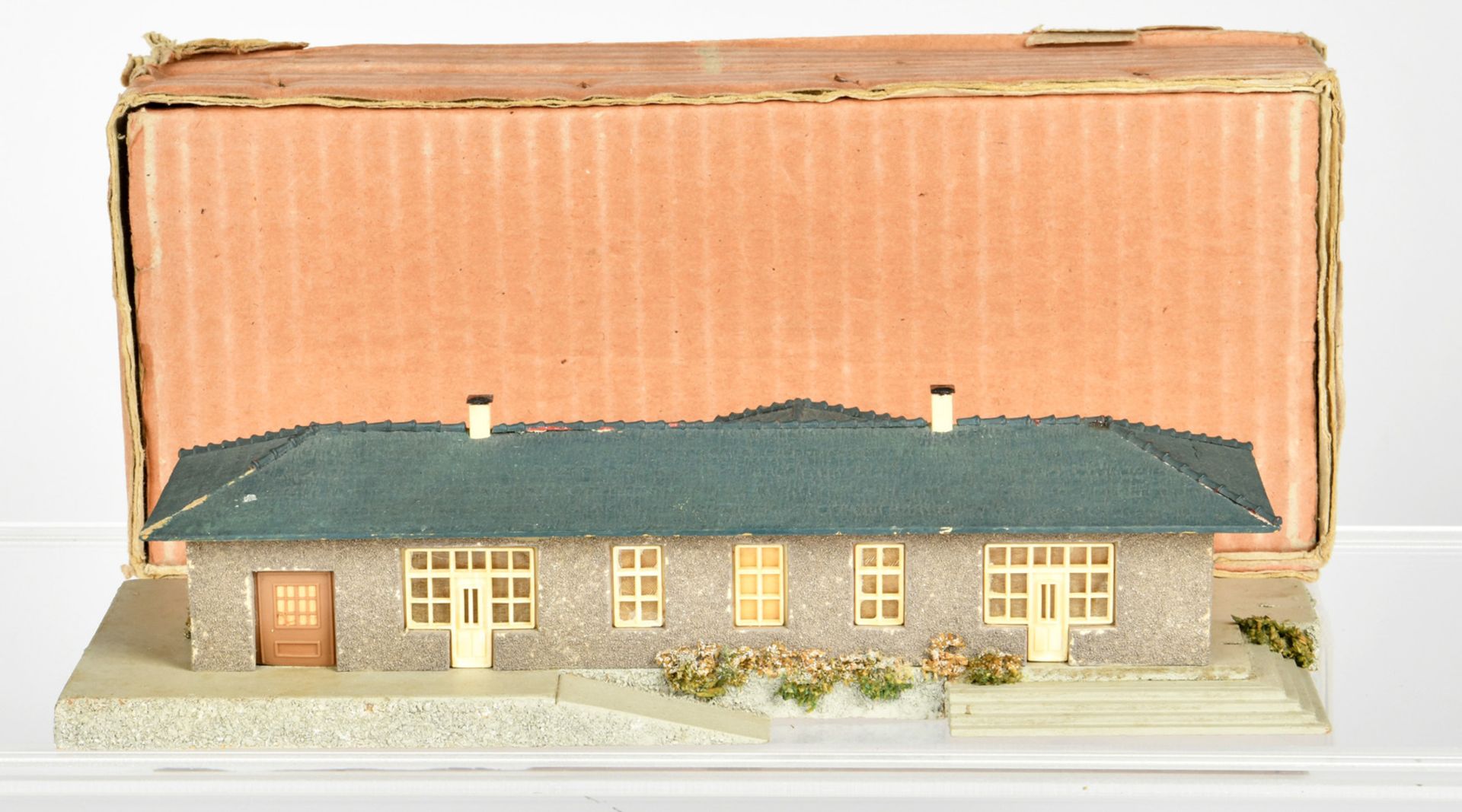 Faller, English railway station, W.-Germany, H0/ 30 x 10 cm, wood, min. paint d., box C 2-, C 2- - Image 2 of 2