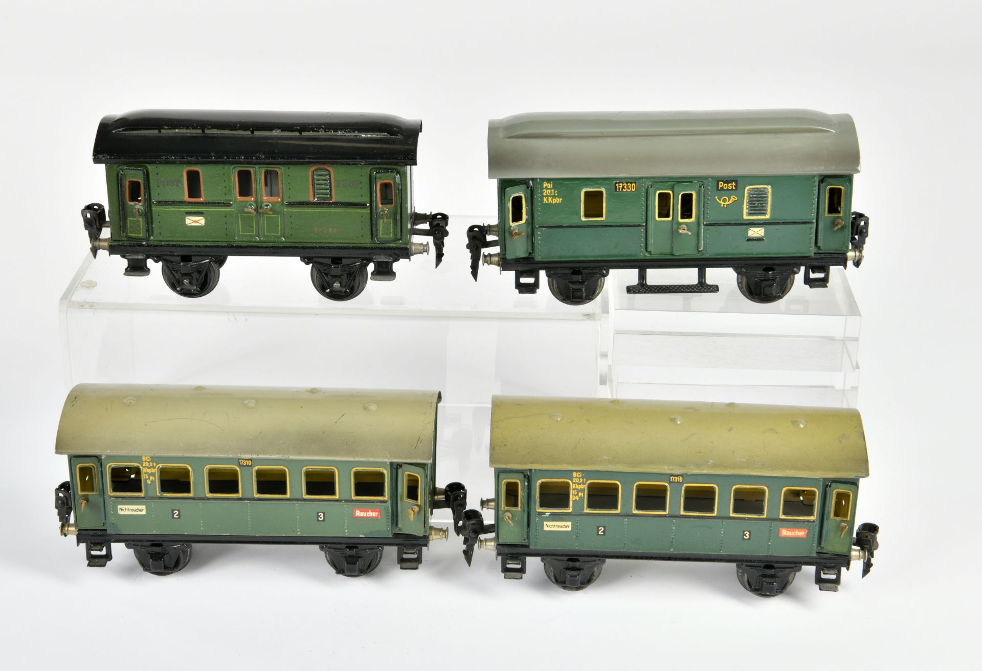 Märklin, 2 passenger cars and 2 postal mail wagons, Germany pw, gauge 0, min. paint d., otherwise