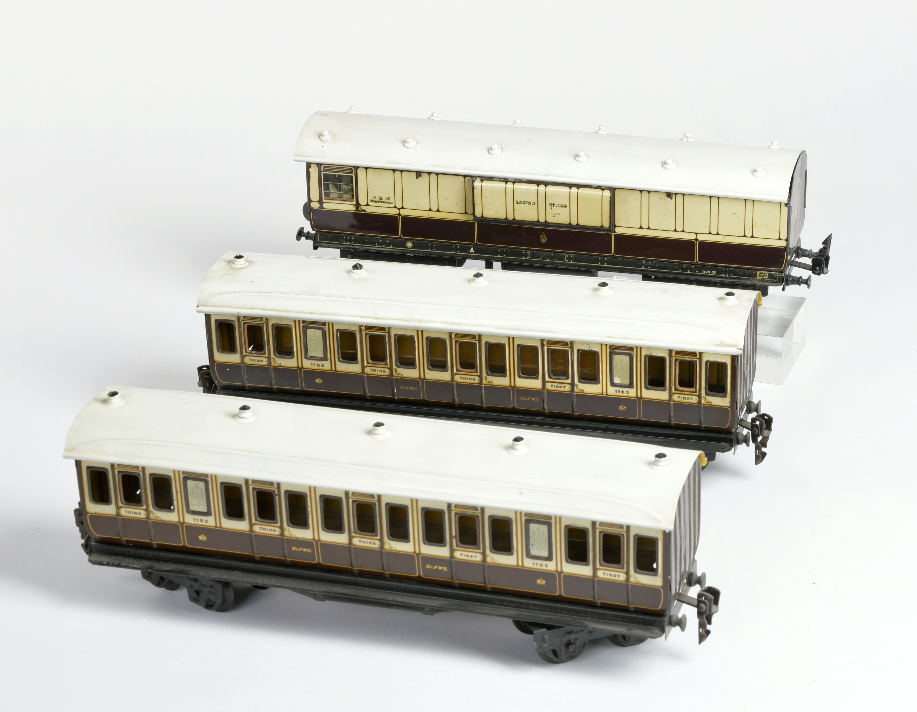 Märklin, 2 passenger cars and 1 postal mail wagon LNWR, Germany pw, each 30 cm, min. paint d.,