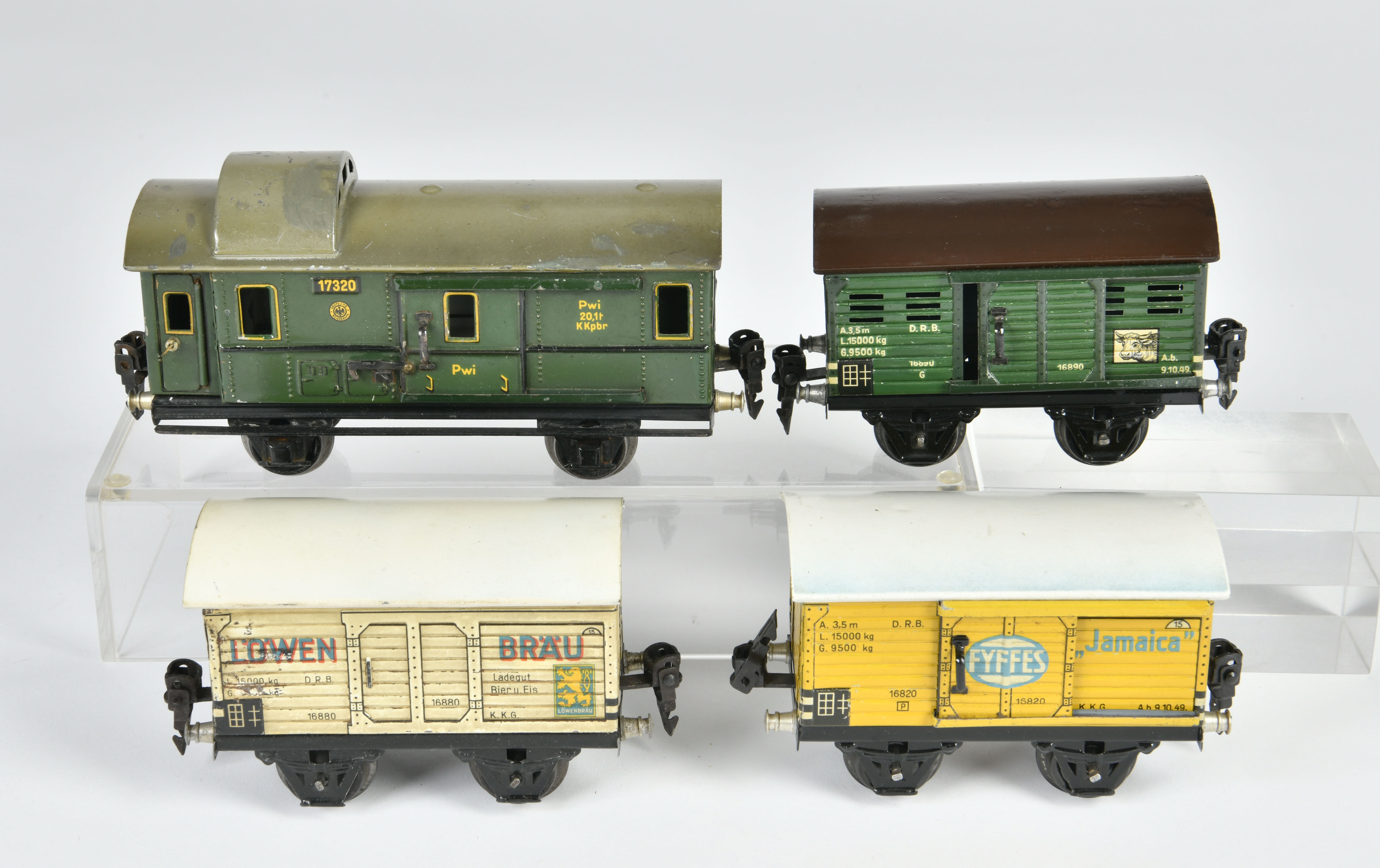 Märklin, 1 postal mail and 3 freight wagons, Germany pw, gauge 0, min. paint d., otherwise good