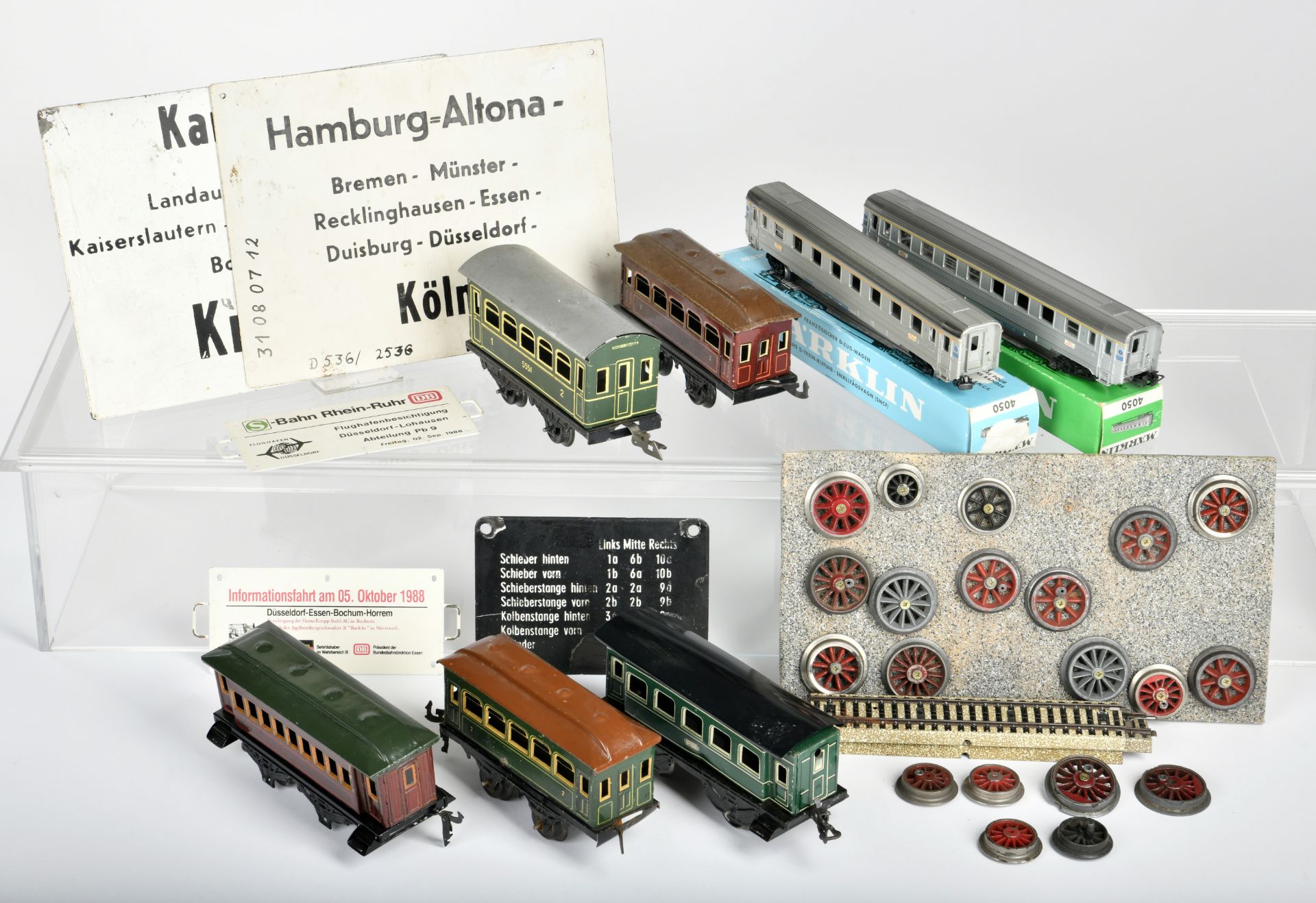 Bundle H0 & gauge 0 accessories, wagon a.o., treasure trove, please inspect