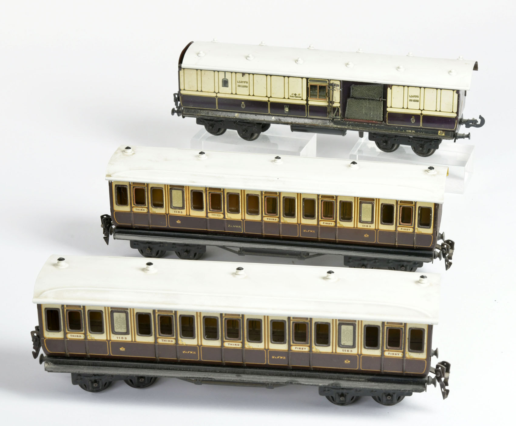 Märklin, 2 passenger cars and 1 postal mail wagon LNWR, Germany pw, each 30 cm, min. paint d., - Image 2 of 3