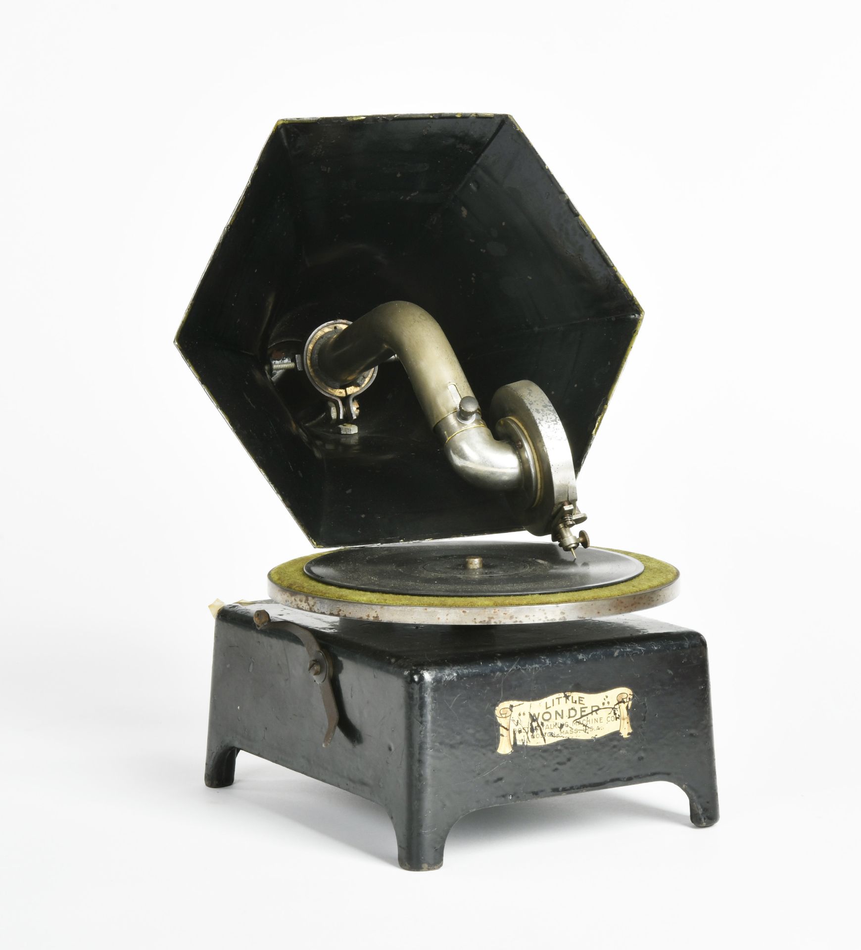 gramophone "Little Wonder", USA, height 29cm, funct. ok, due to age paint d., otherwise good