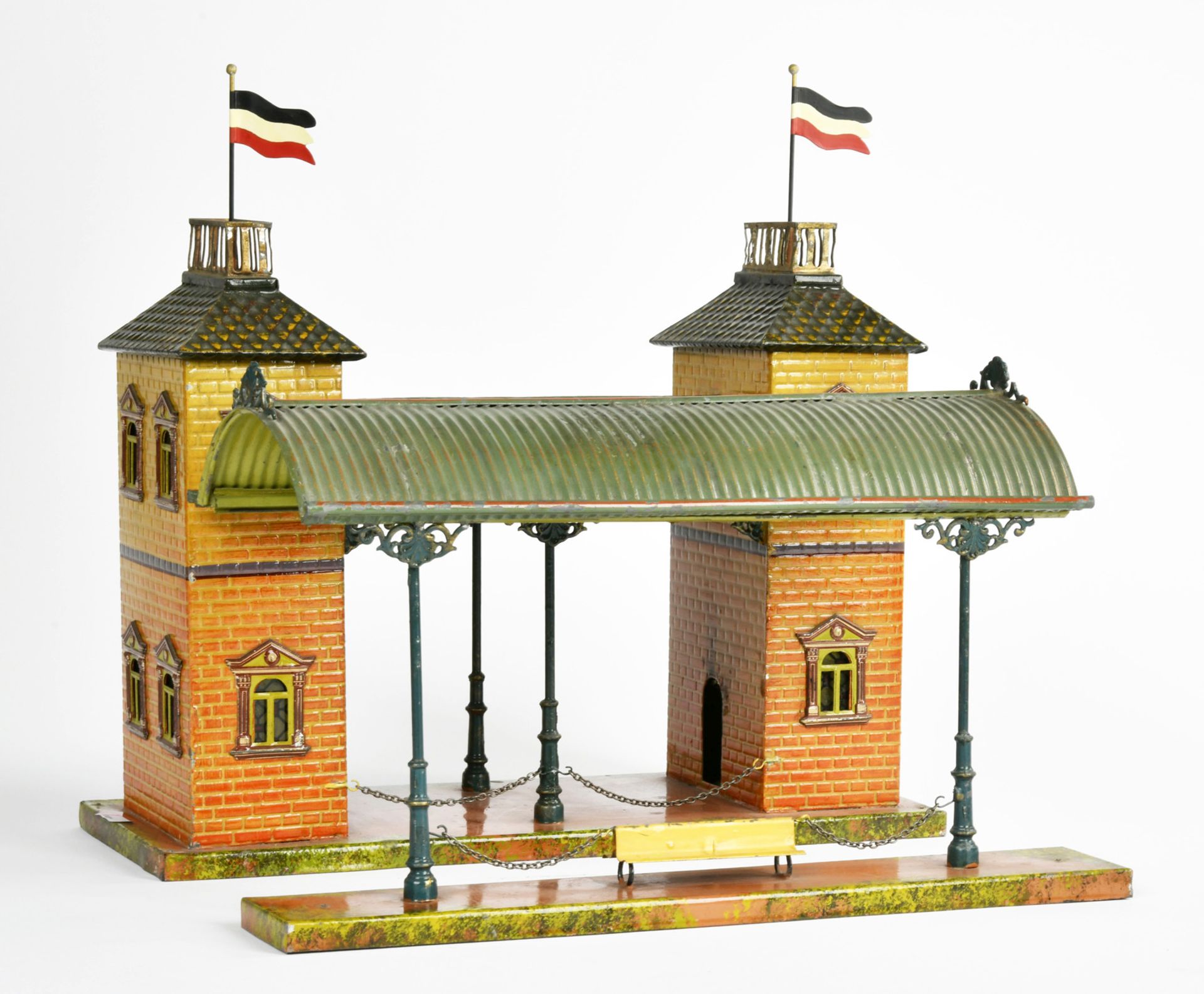 Carette, railway station with hall, Germany pw, gauge 0, 29x33,5x27 cm, tin, min. paint d., flags - Image 3 of 3