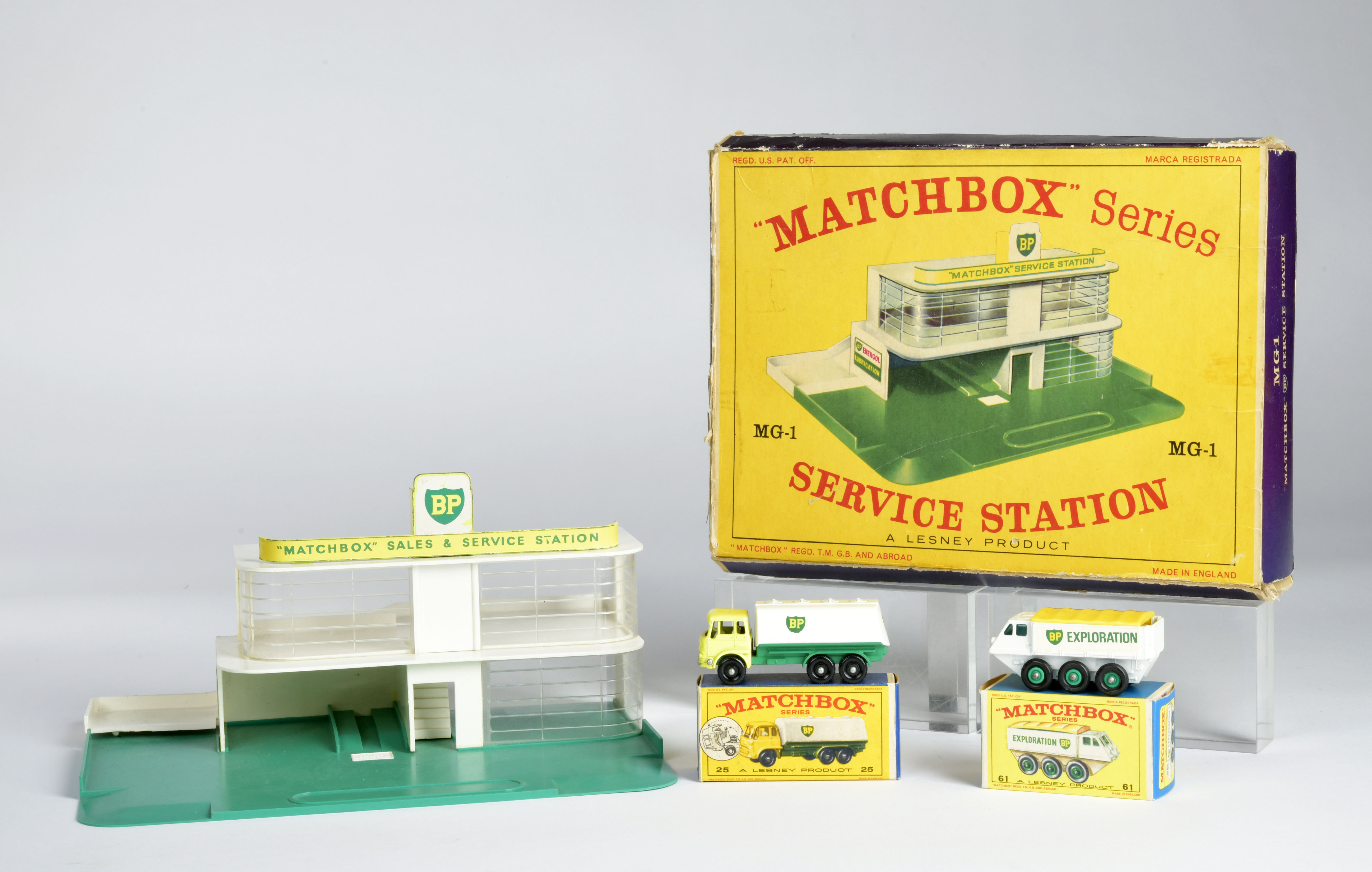 Matchbox, petrol station + 2 tank trucks, diecast + plastic, part. paint d., box, please inspect