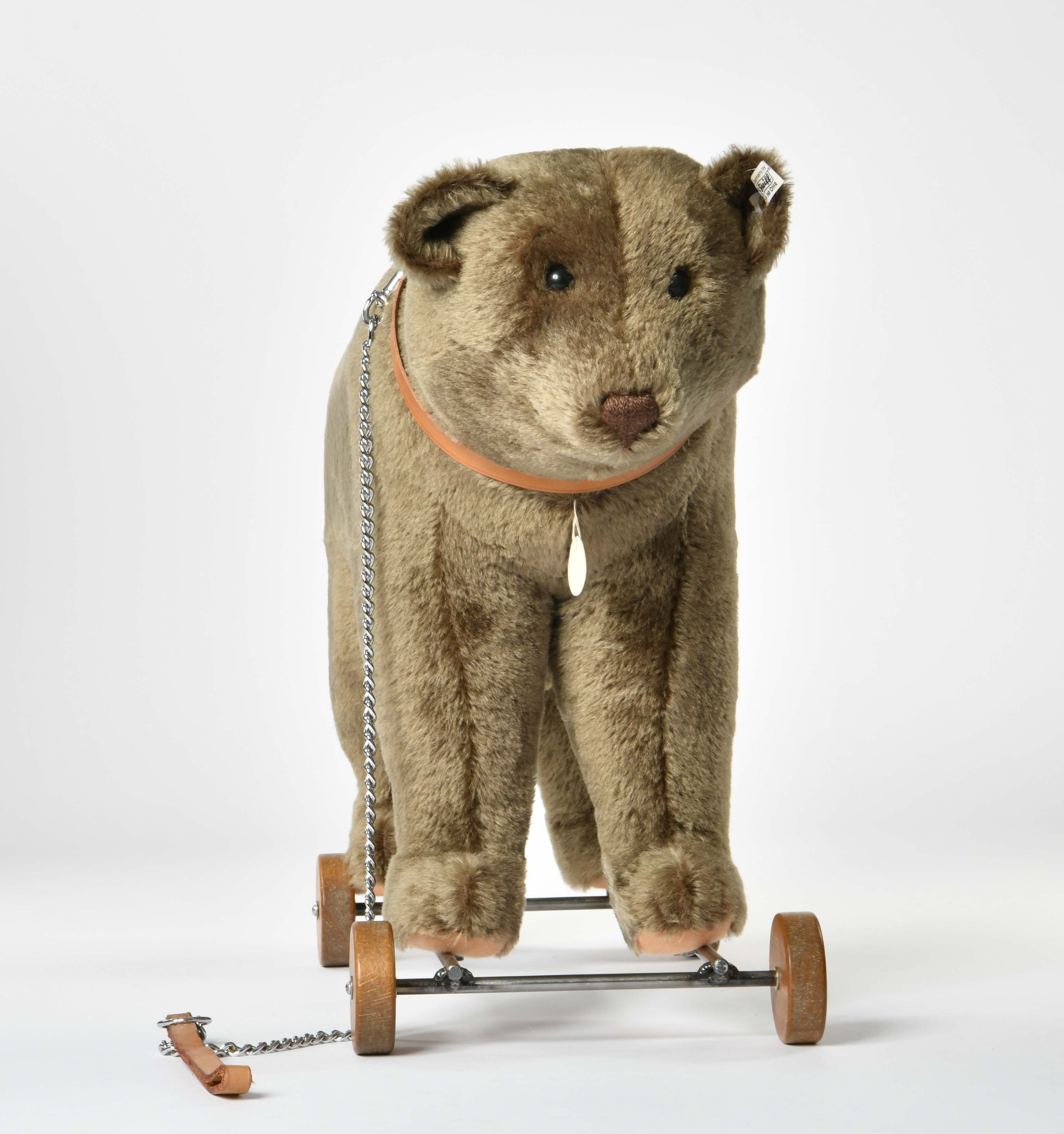 Steiff, bear on wheels 400384, replica, 43 cm, box, C 1