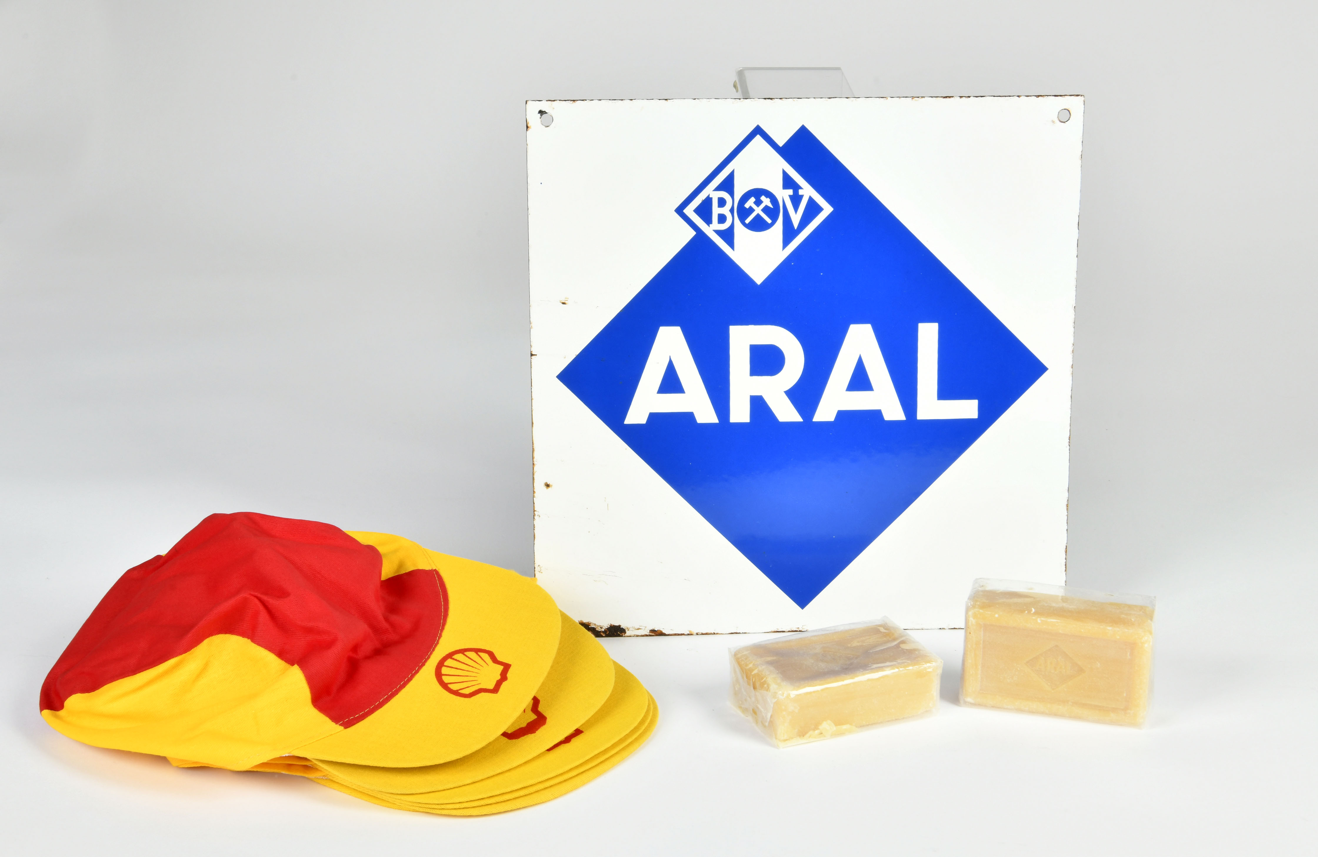 Bundle Aral enamel sign, Shell caps + Shell soap, C 1-2