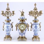 Drachen Vasenuhr mit Leuchterpaar um 1900, french porcelain mantel clock set around 1900,