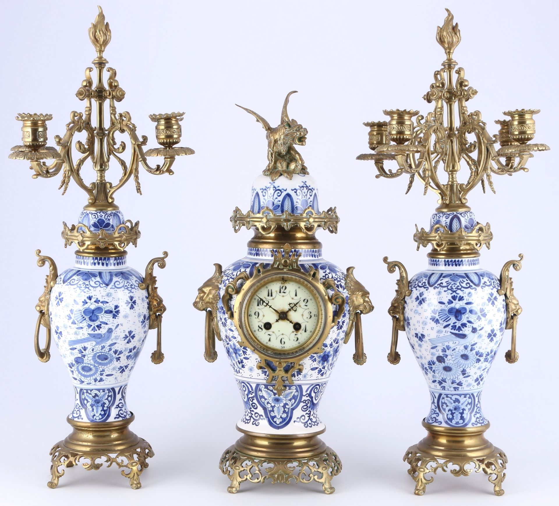 Drachen Vasenuhr mit Leuchterpaar um 1900, french porcelain mantel clock set around 1900,