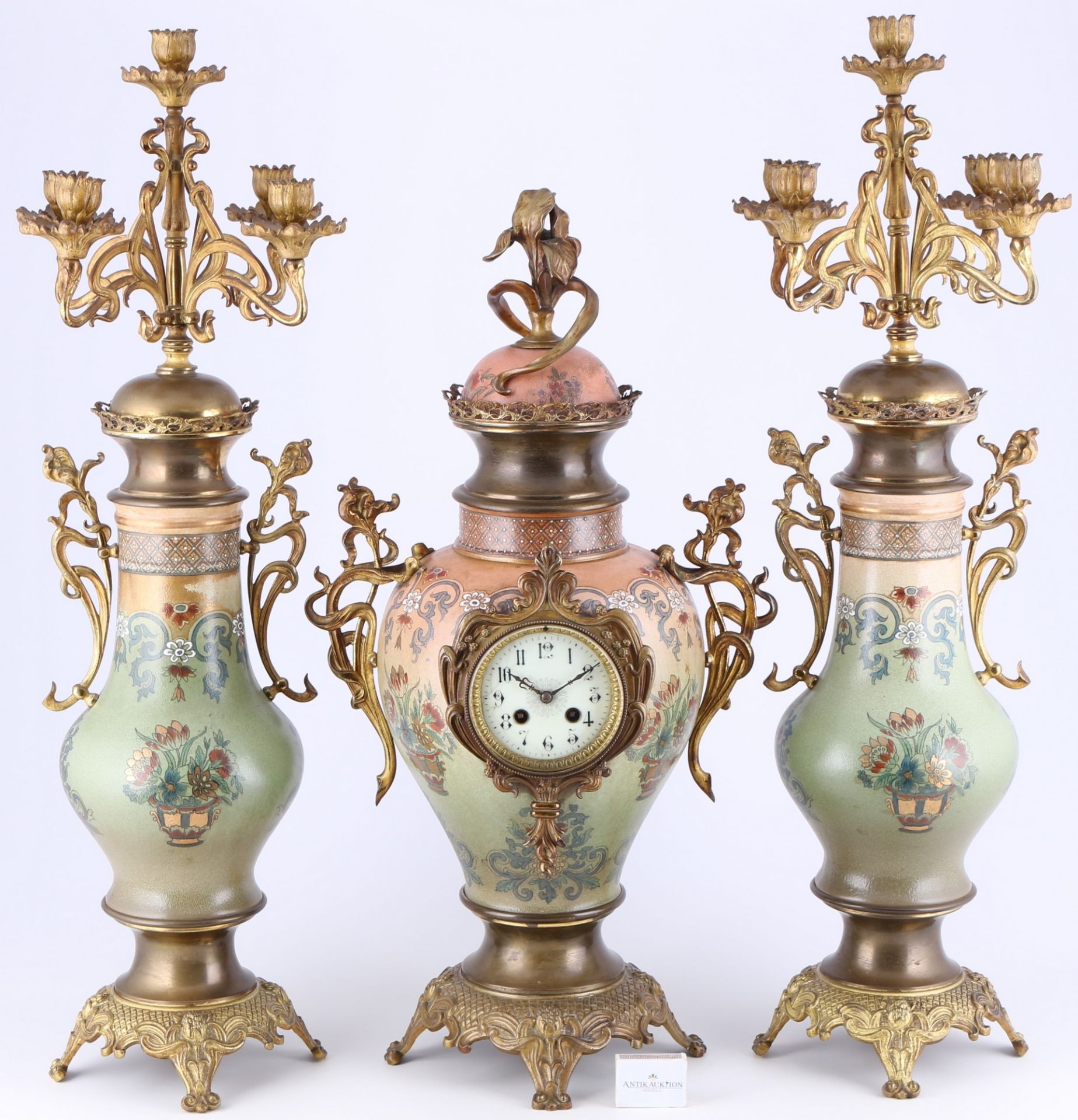 Übergroße Jugendstil Vasenuhr mit Leuchterpaar um 1900, art nouveau french mantel clock set,