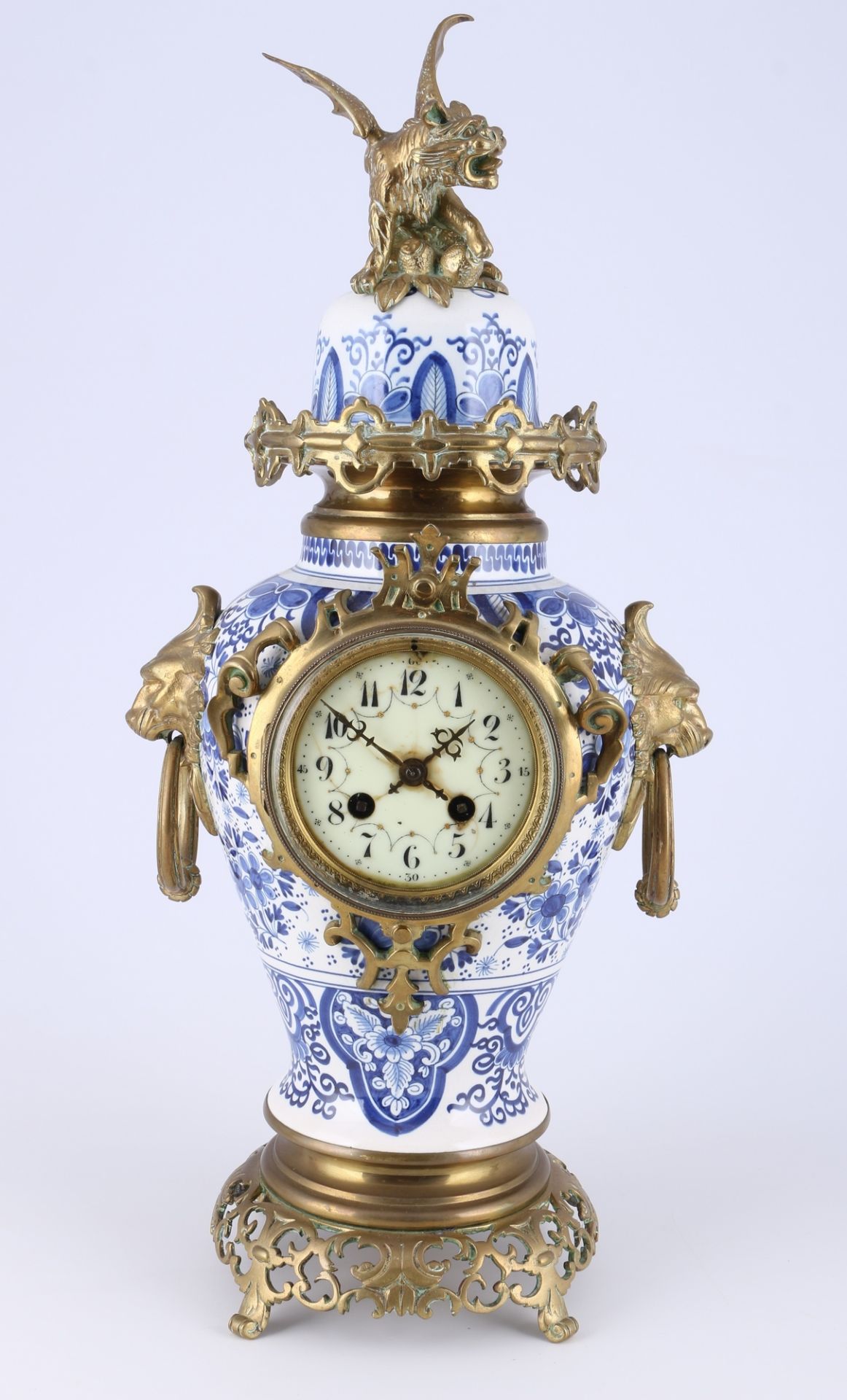 Drachen Vasenuhr mit Leuchterpaar um 1900, french porcelain mantel clock set around 1900, - Bild 2 aus 7