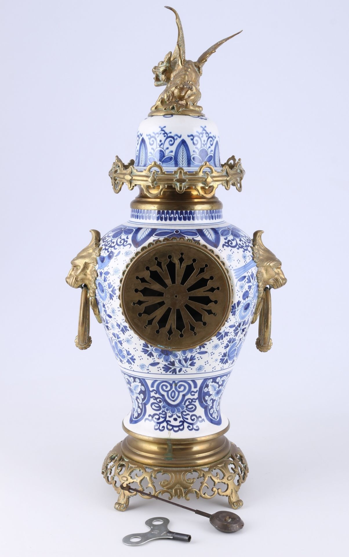 Drachen Vasenuhr mit Leuchterpaar um 1900, french porcelain mantel clock set around 1900, - Bild 5 aus 7