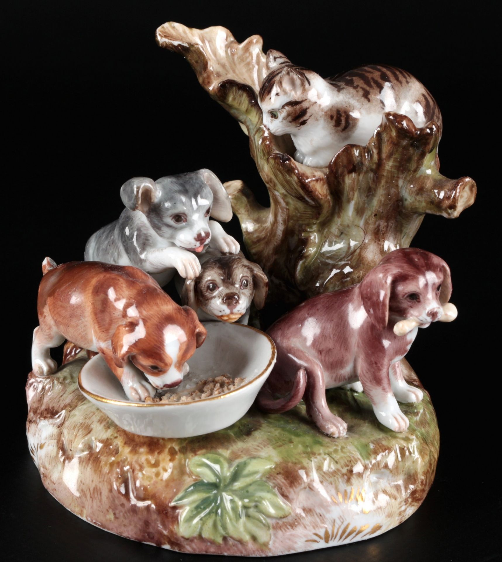 Meissen Figurengruppe Welpen mit Katze 1. Wahl, figure puppies with cat,