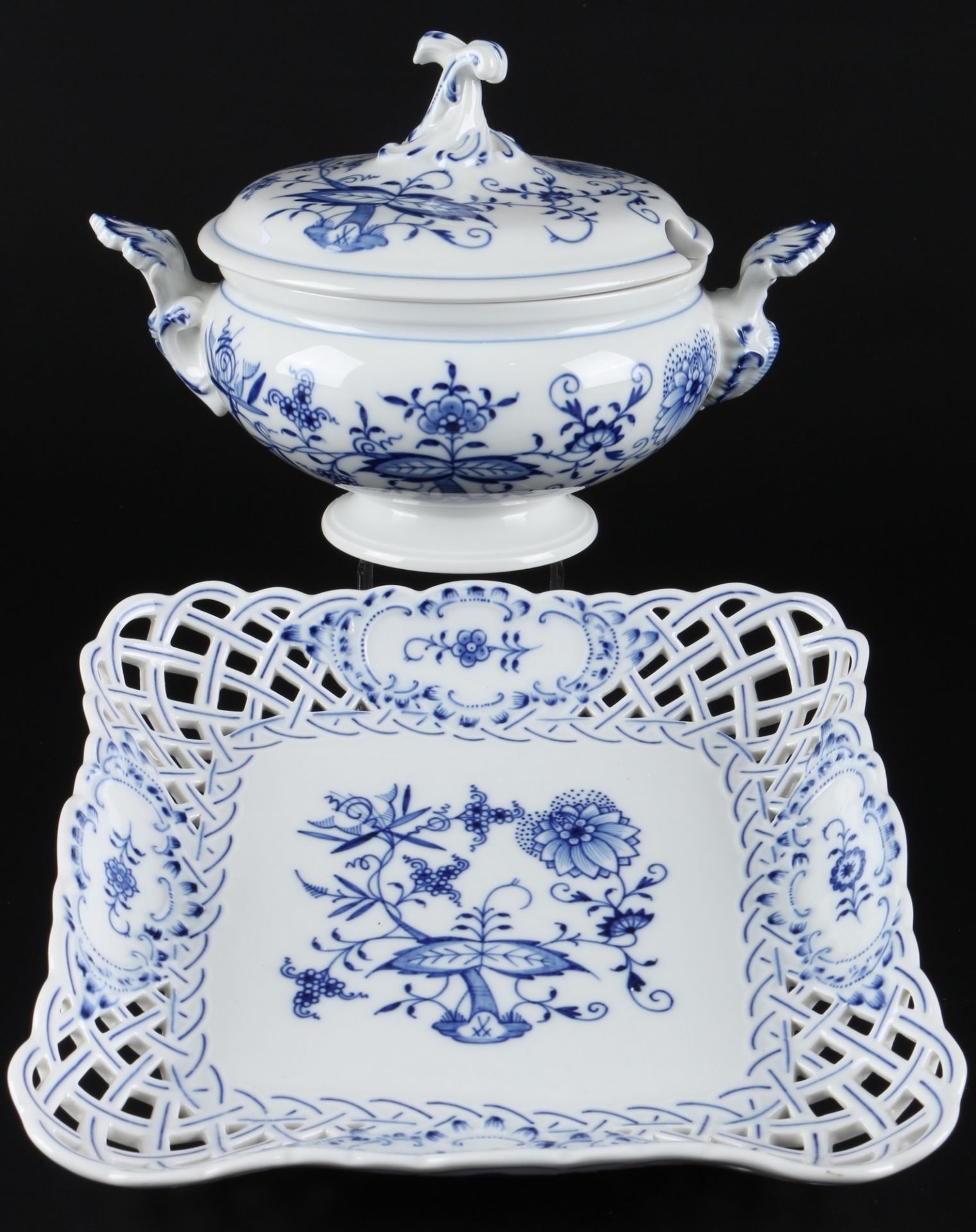 Meissen Zwiebelmuster Deckeltopf und Durchbruch-Schale, lid pot and cutwork bowl,