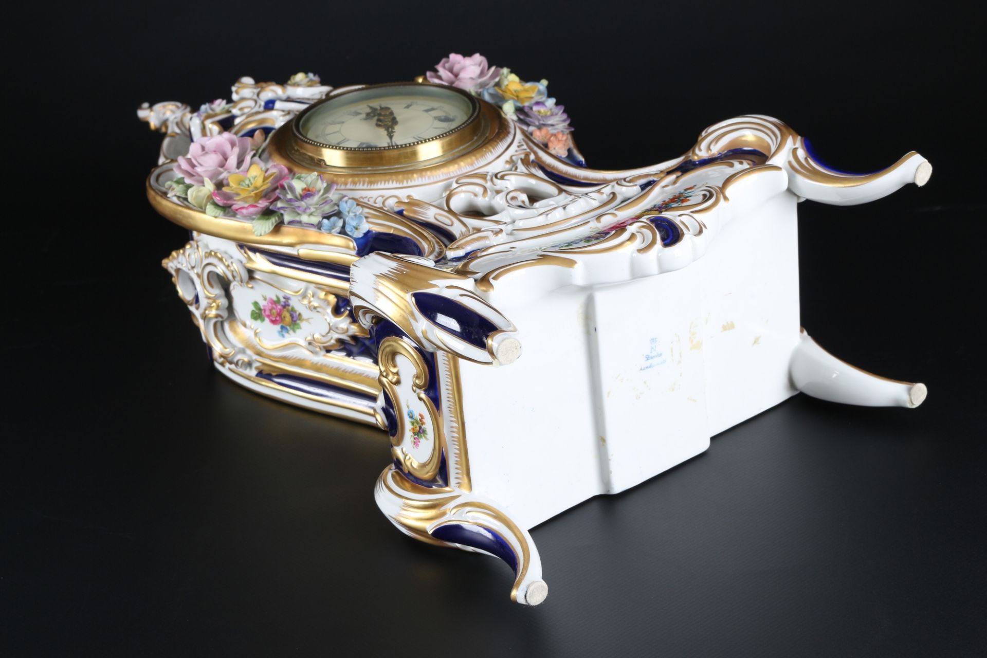 Dresden Sandizell Höffner große Porzellan Kaminuhr mit Kerzenständern, porcelain mantel clock - Bild 7 aus 8