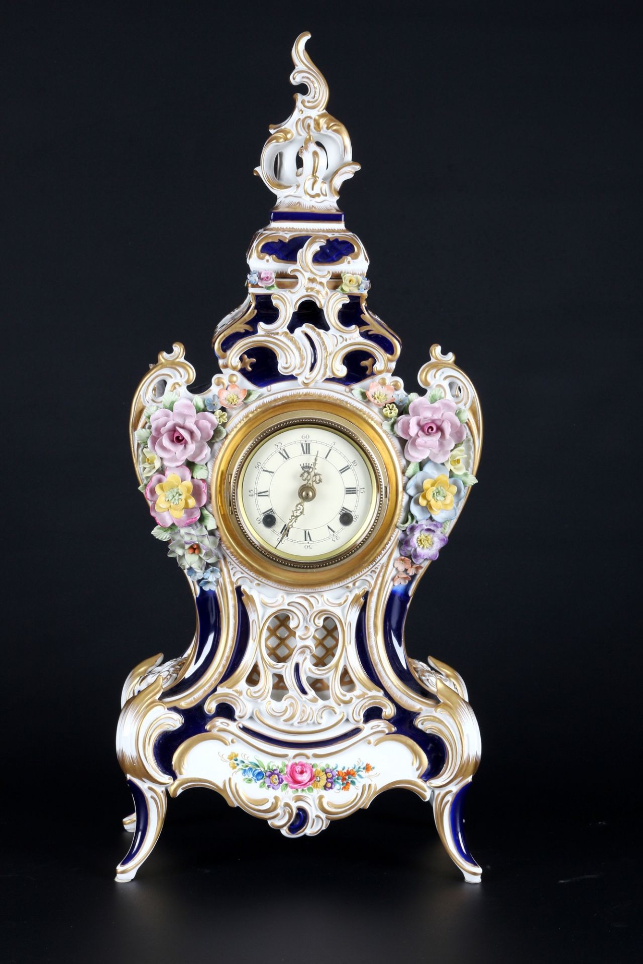 Dresden Sandizell Höffner große Porzellan Kaminuhr mit Kerzenständern, porcelain mantel clock - Bild 2 aus 8