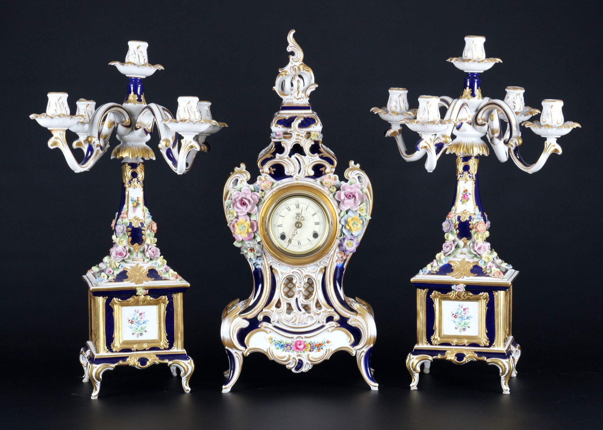 Dresden Sandizell Höffner große Porzellan Kaminuhr mit Kerzenständern, porcelain mantel clock
