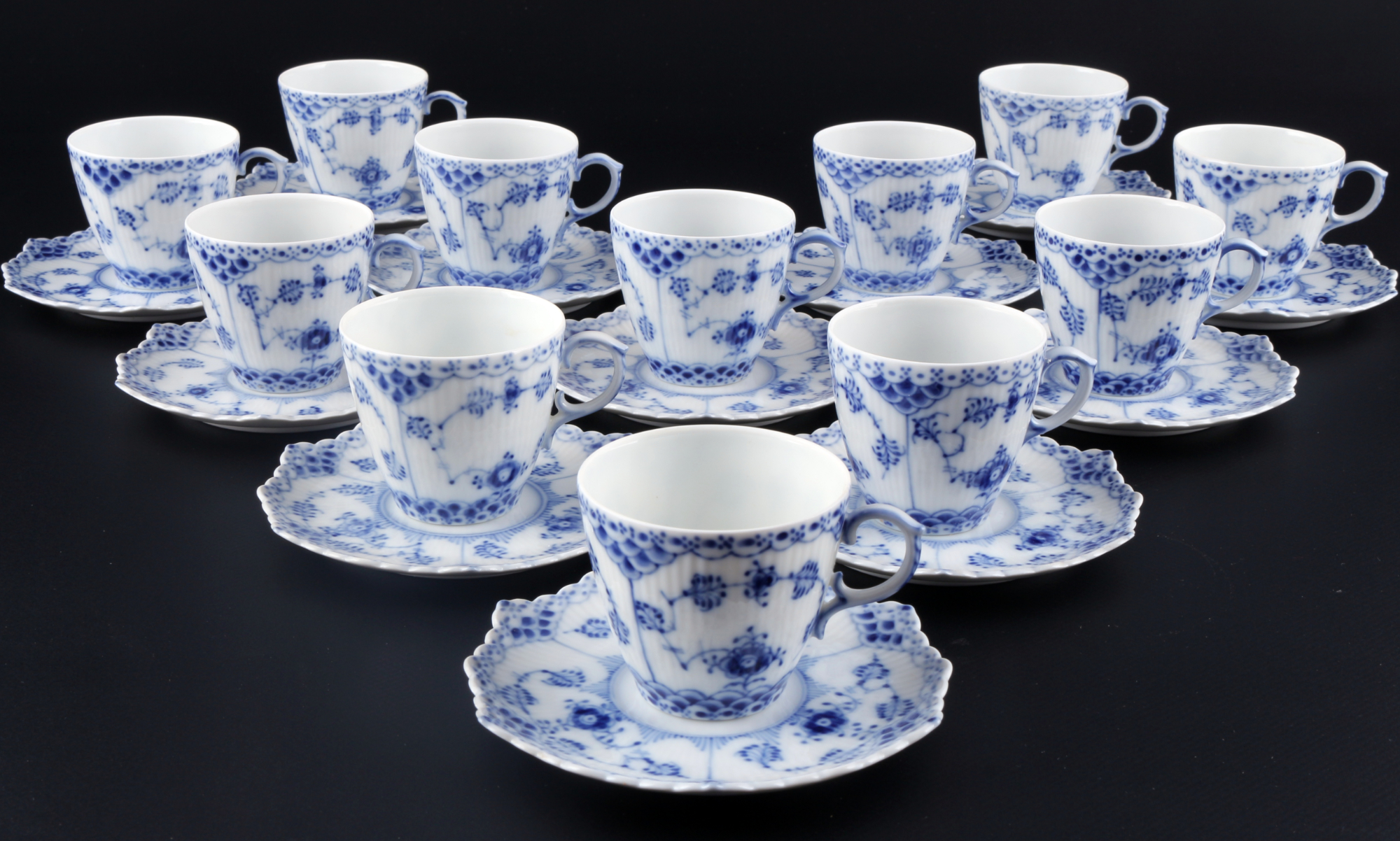 Royal Copenhagen Musselmalet Vollspitze 12 Mokkatassen 1038, mocha cups with saucers,