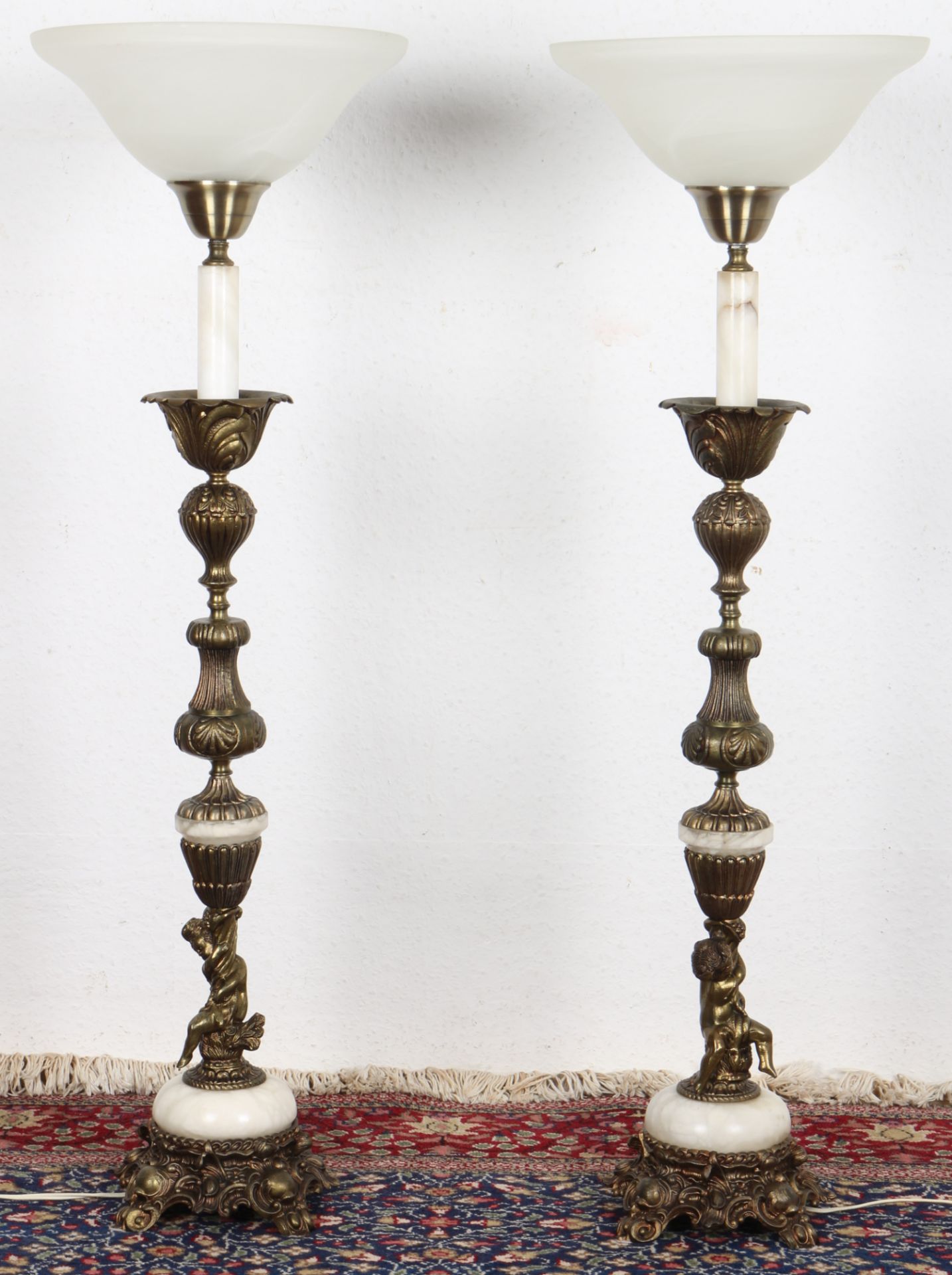 2 große Figuren-Stehlampen im Barockstil, 2 large figured floor lamps in the baroque style,