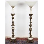 2 große Figuren-Stehlampen im Barockstil, 2 large figured floor lamps in the baroque style,