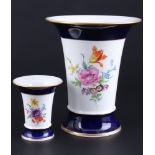 Meissen Blumen mit kobaltblauem Rand 2 Vasen, porcelain vases,