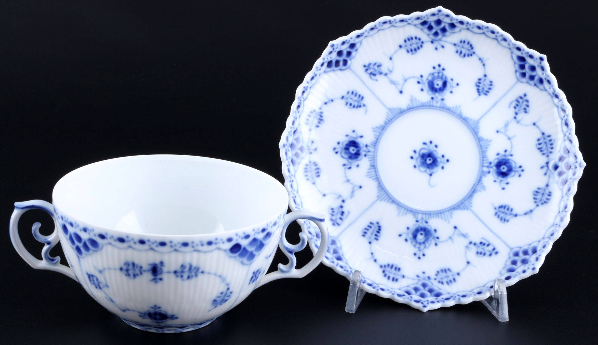 Royal Copenhagen Musselmalet Vollspitze 6 Suppentassen mit Deckeltopf 1228, full lace soup cups, - Image 2 of 3