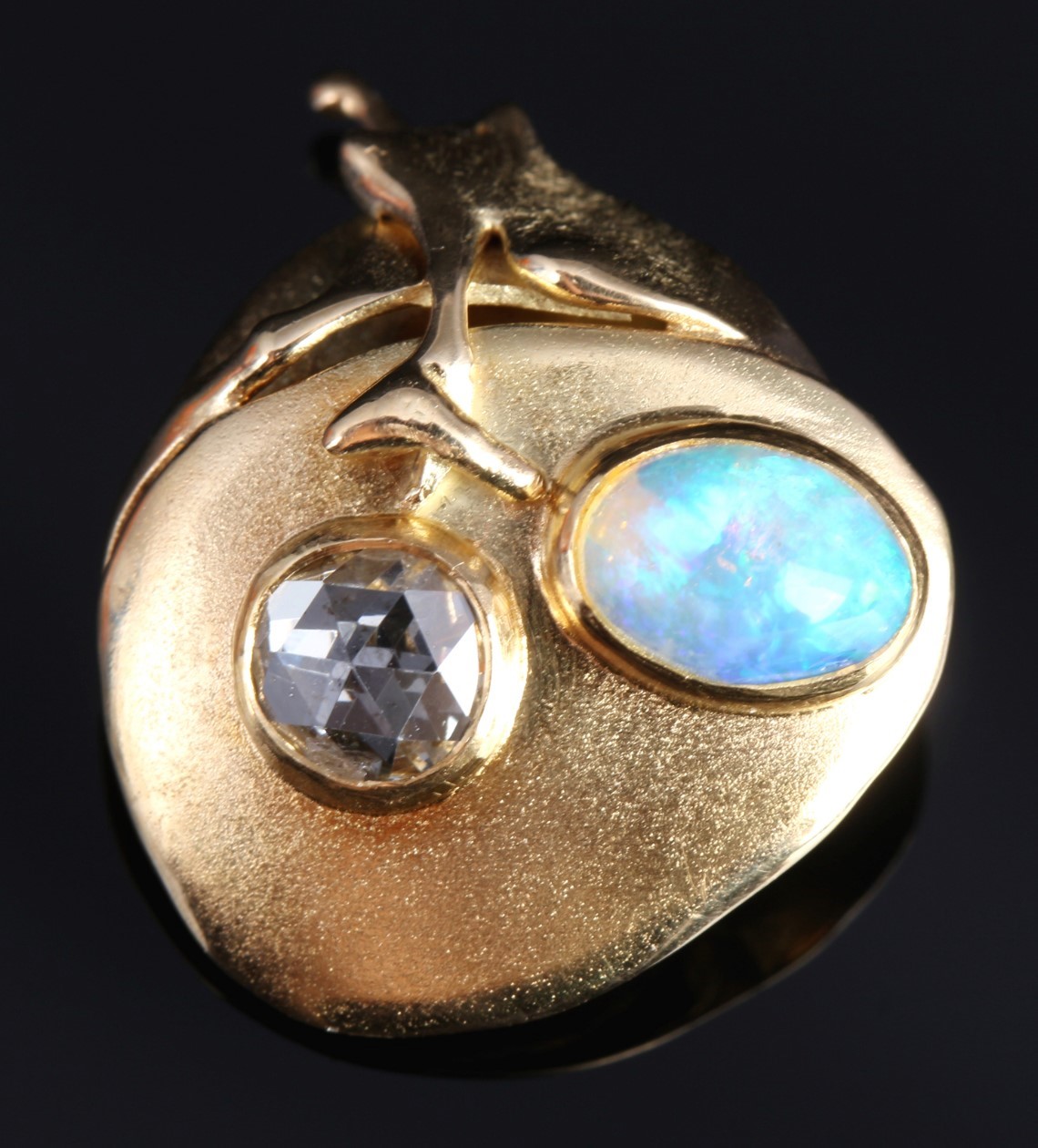 750 Gold Brosche mit Opal und Rosendiamant, 18K brooch with opal and rose diamond,