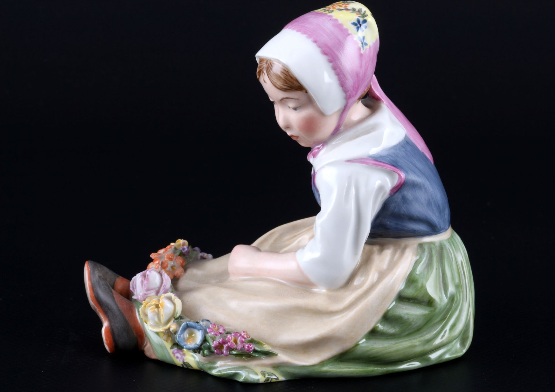 Royal Copenhagen Trachtenkind Sjalland / Seeland 12418, national costume girl figure 1st choice, - Image 2 of 5