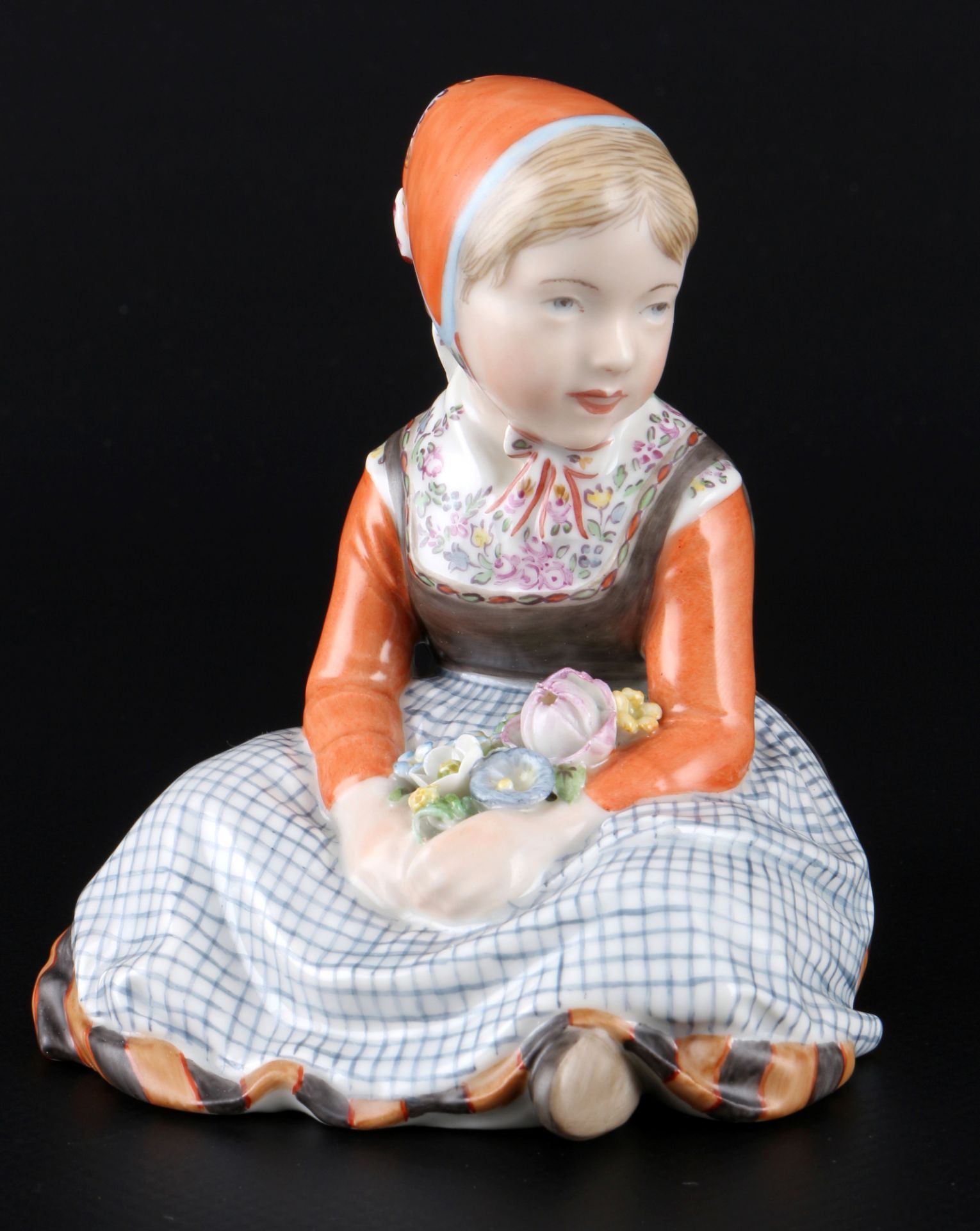 Royal Copenhagen Trachtenkind Fyn / Fünen 12420, national costume girl figure 1st choice,