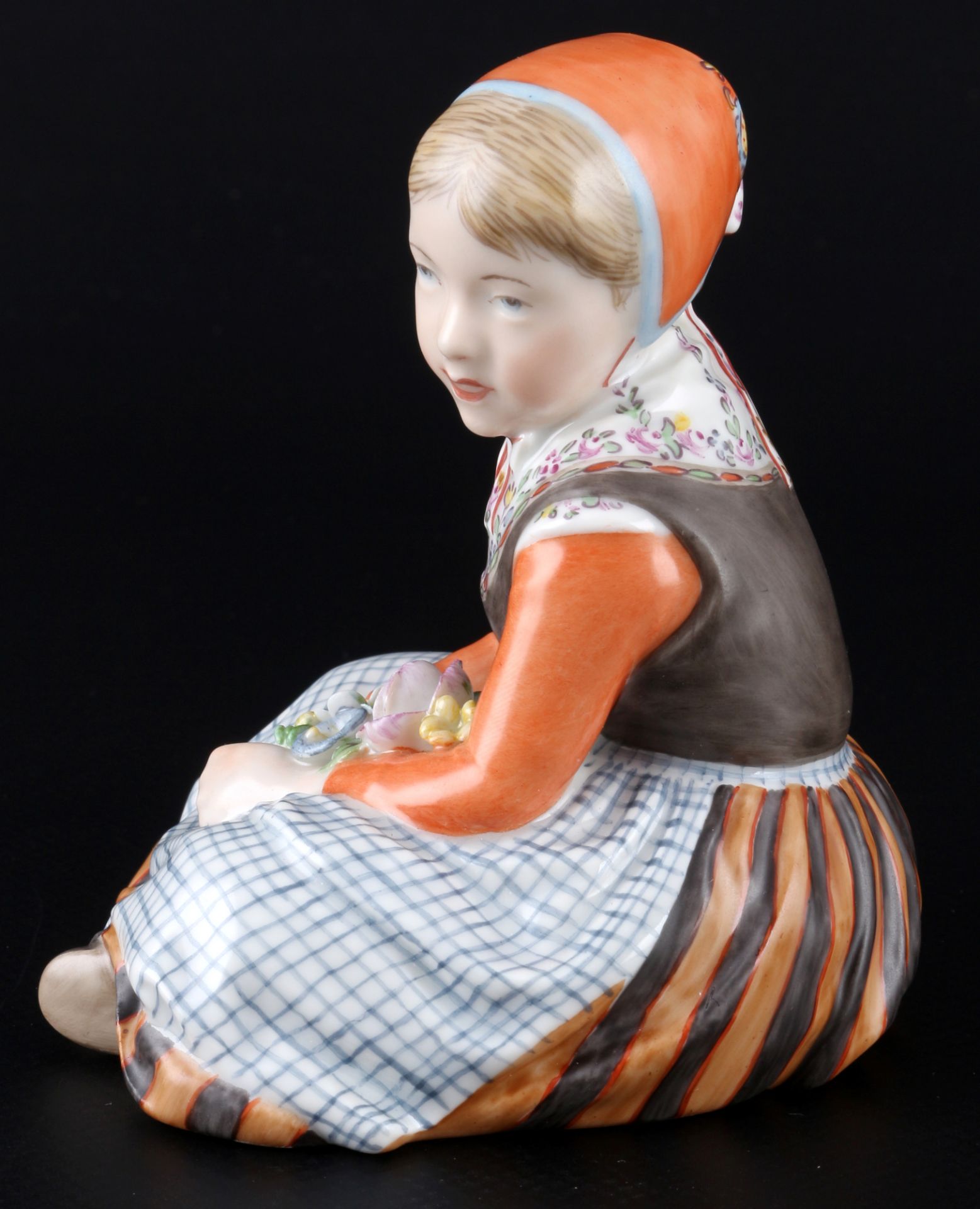 Royal Copenhagen Trachtenkind Fyn / Fünen 12420, national costume girl figure 1st choice, - Bild 2 aus 5