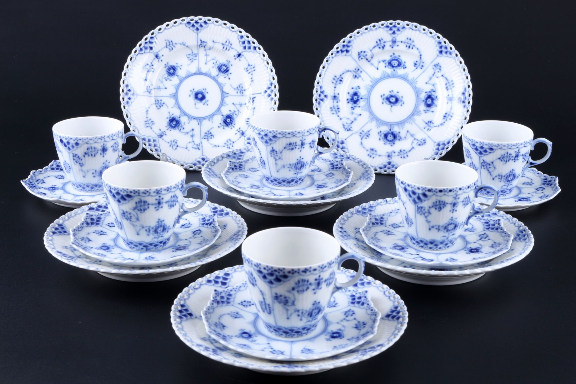 Royal Copenhagen Musselmalet Vollspitze 6 Mokkagedecke 1038/1088, coffee cups with dessert plates 1s