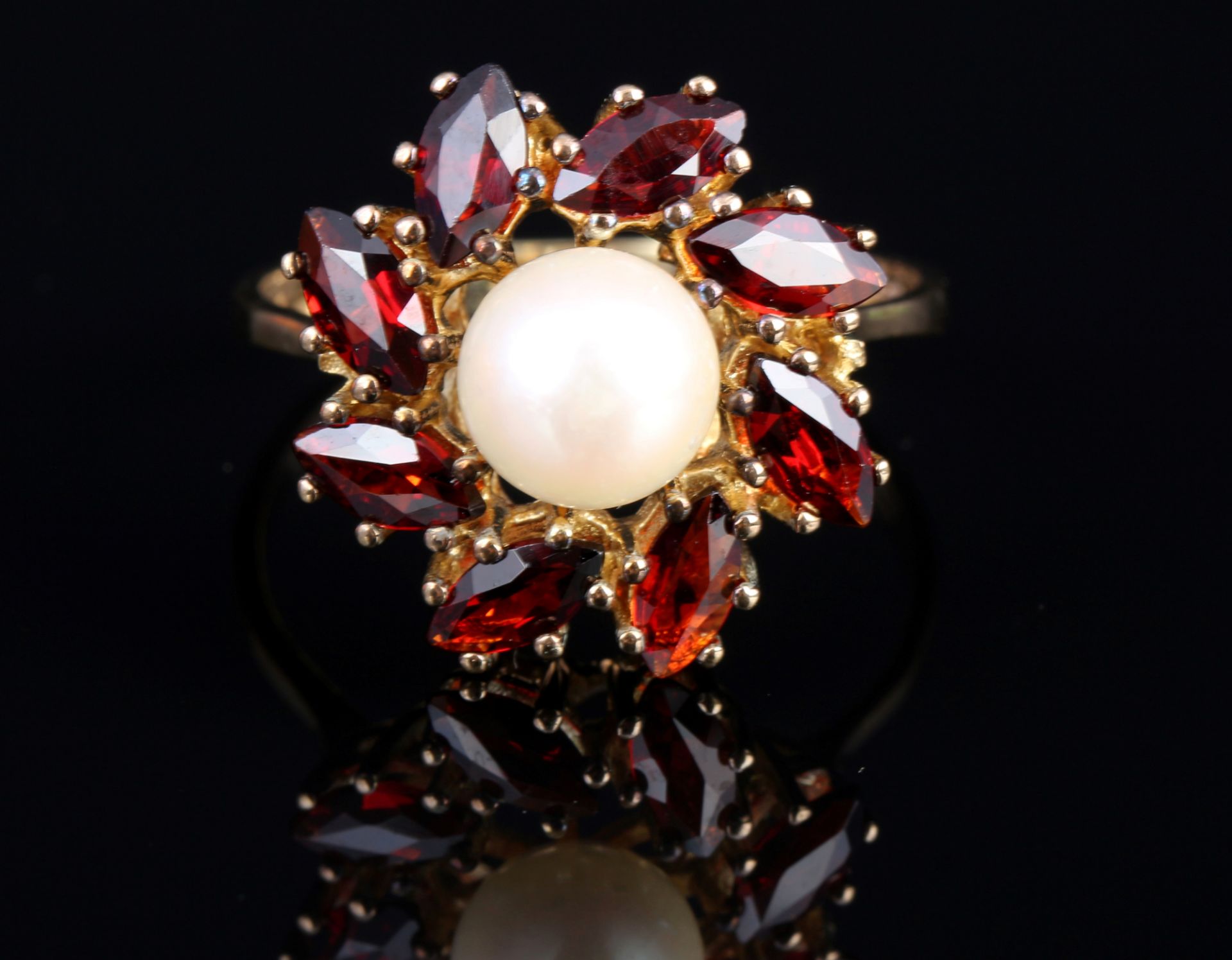 333 Gold Ring mit Granaten und Perle, 8K gold ring with pearl and garnets, - Image 2 of 5