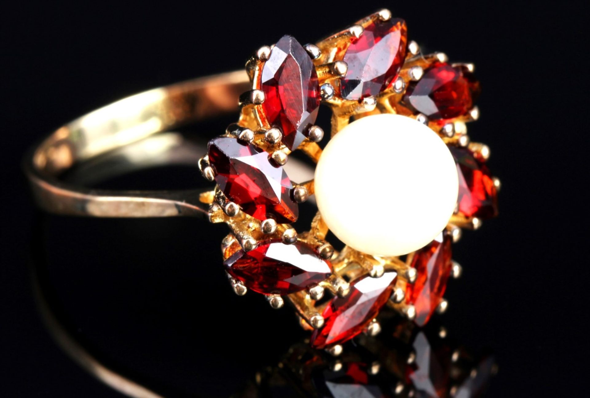 333 Gold Ring mit Granaten und Perle, 8K gold ring with pearl and garnets, - Image 3 of 5