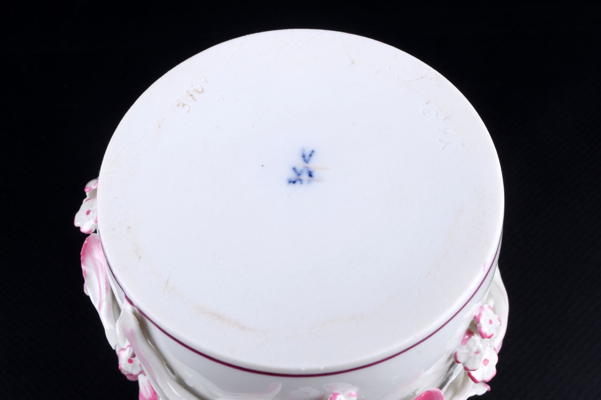 Meissen Deckeldose 19. Jahrhundert mit plastischen Blüten in Purpur, lidded box with blossoms, - Image 4 of 6