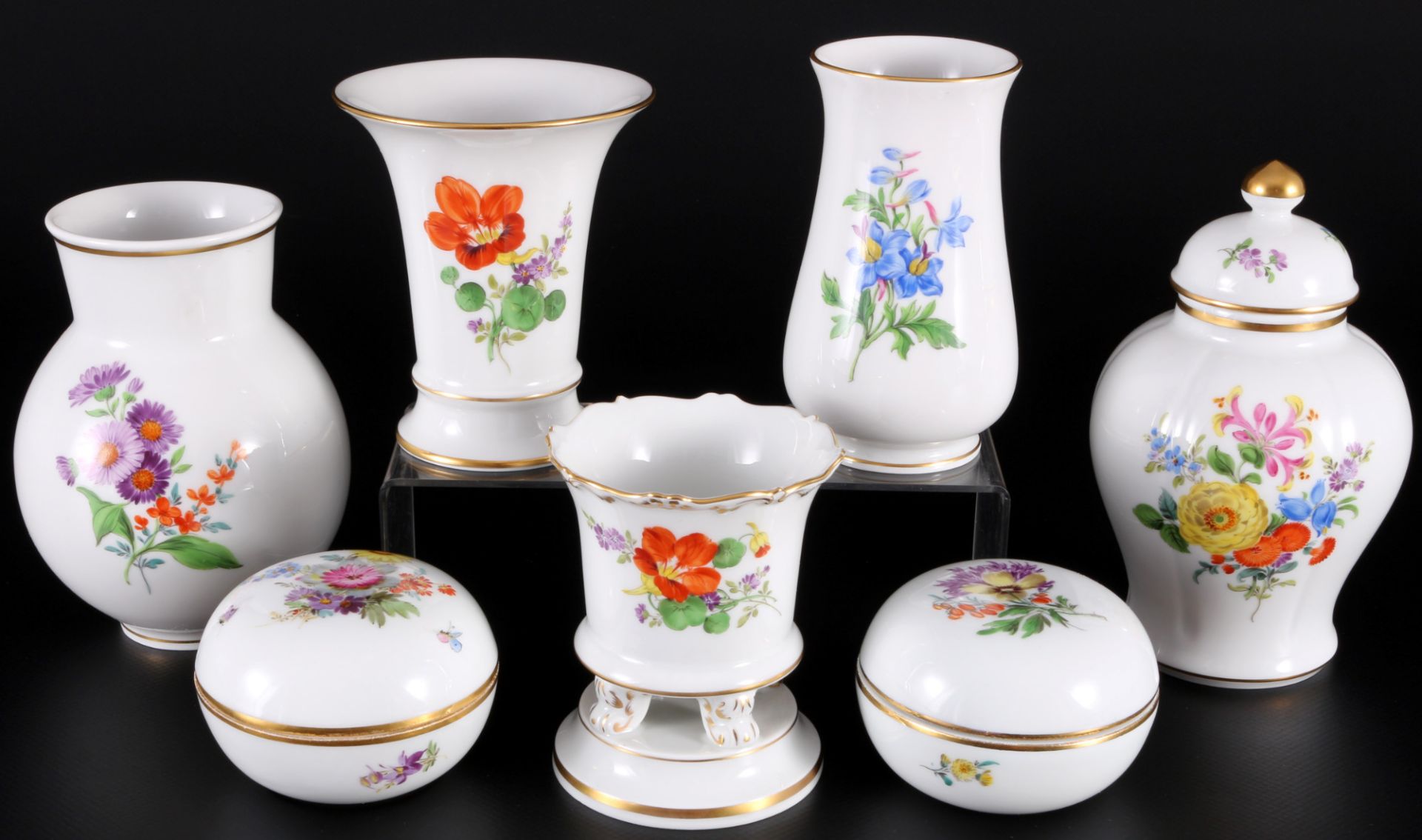 Meissen Blume 7-teiliges Zierporzellan Lot, 7-piece decorative / splendor porcelain lot,