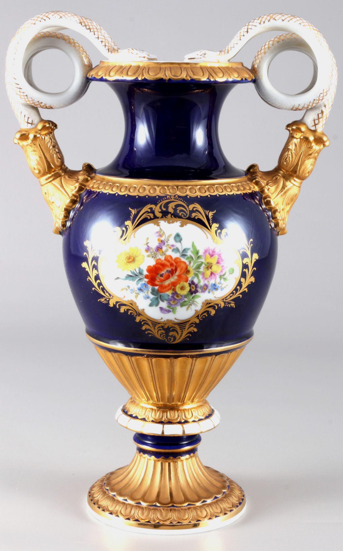 Meissen Blumenbukett Schlangenhenkelvase kobaltblau 1.Wahl, snake handle vase royal blue 1st choice,