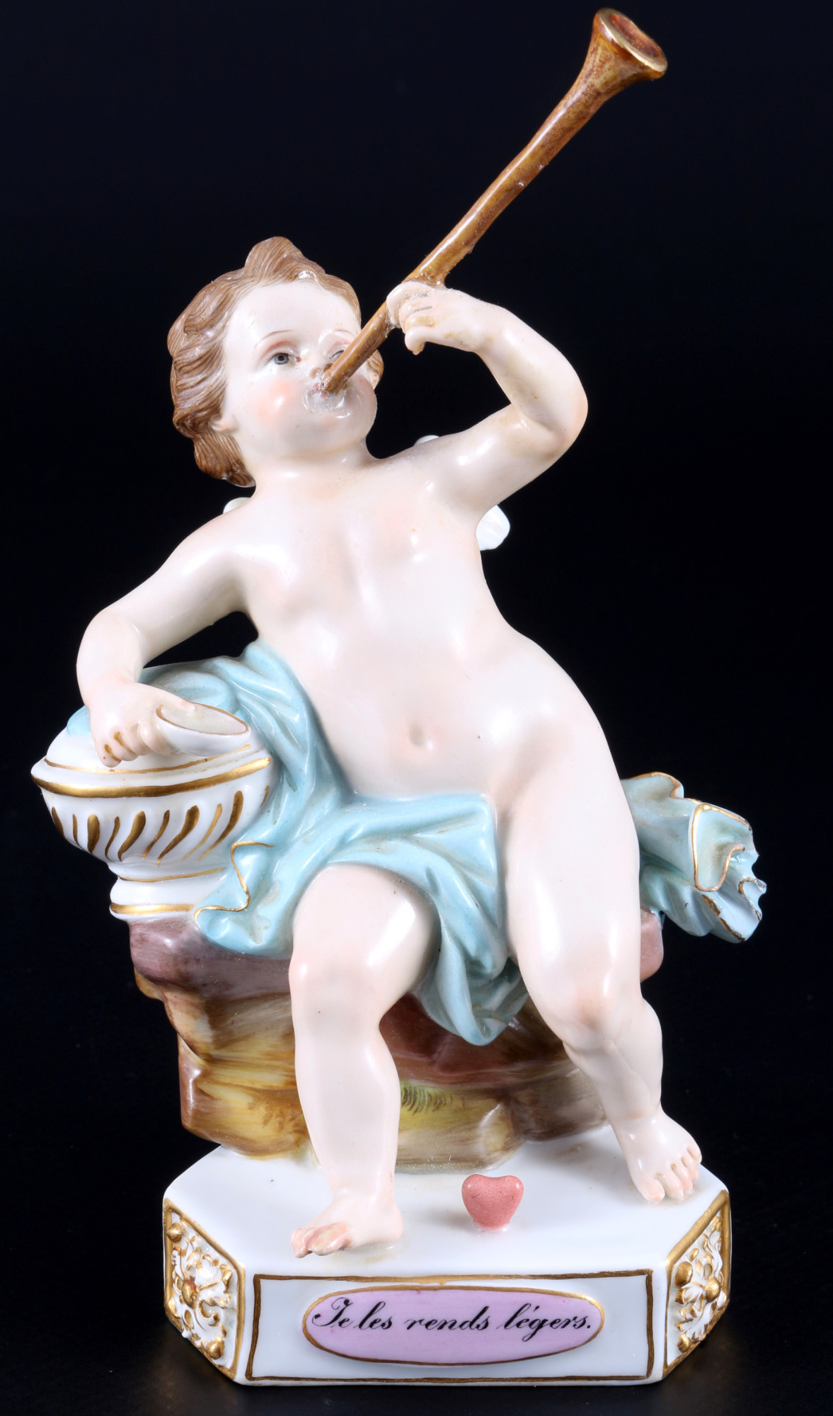 Meissen Devisenkind "Je les rends legers" 1.Wahl, knob mark, cupid with horn 1st choice,