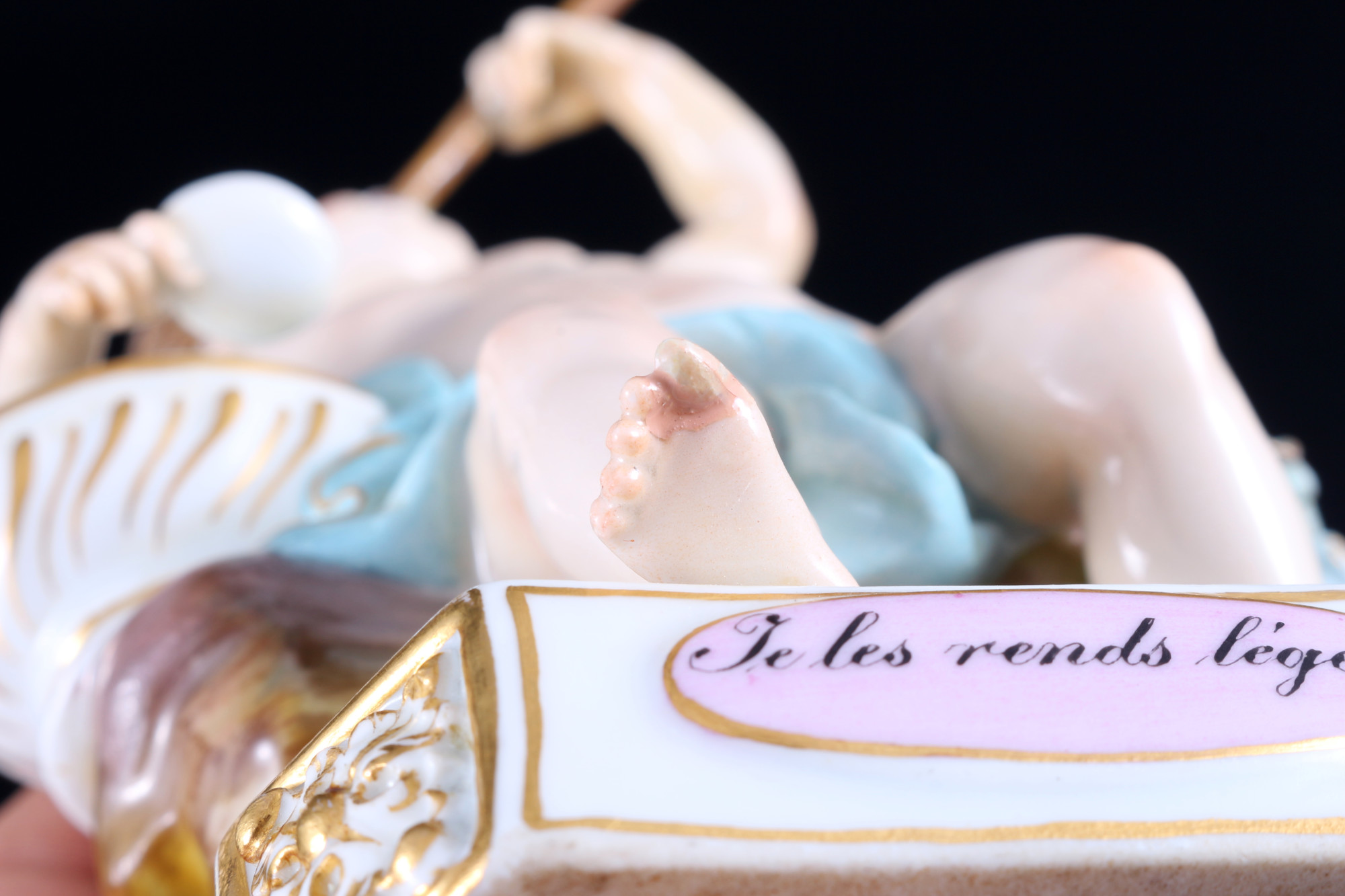 Meissen Devisenkind "Je les rends legers" 1.Wahl, knob mark, cupid with horn 1st choice, - Image 7 of 8